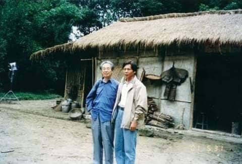 李喬小說《寒夜》2001年被拍成電視劇，李喬（左）在公館北河臨時搭建的片場與學生傅銀樵合影。傅銀樵提供