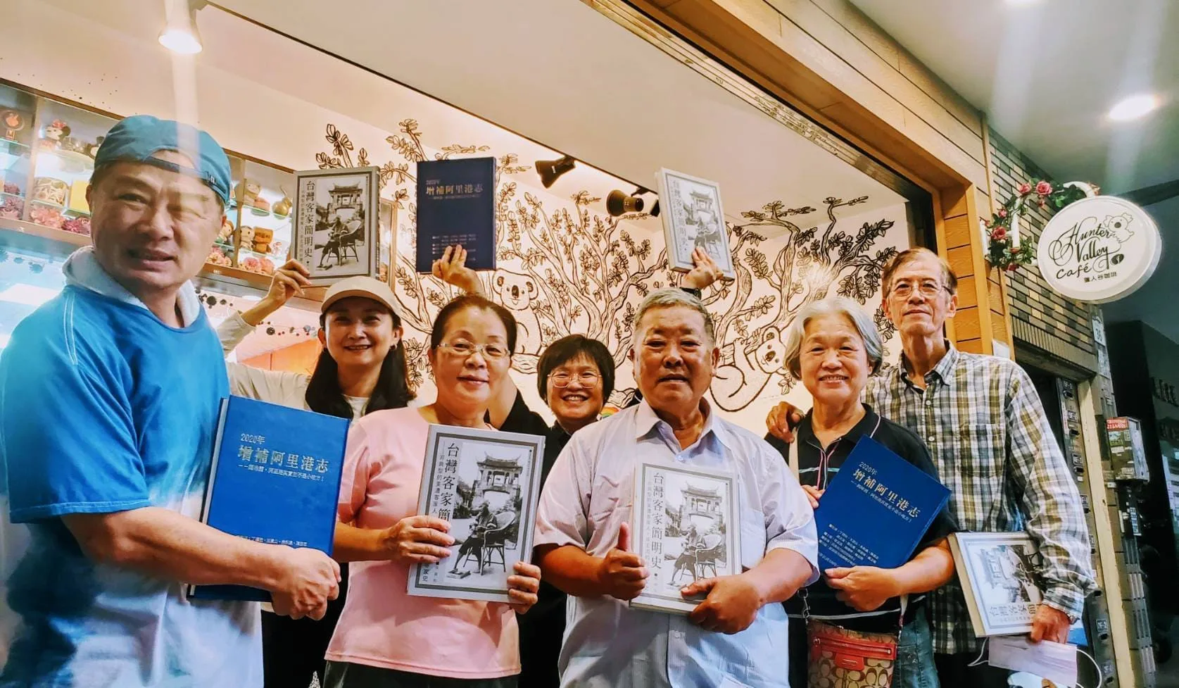 黃森松在《台灣客家簡明史》新書發表會上與讀者合影。黃森松提供