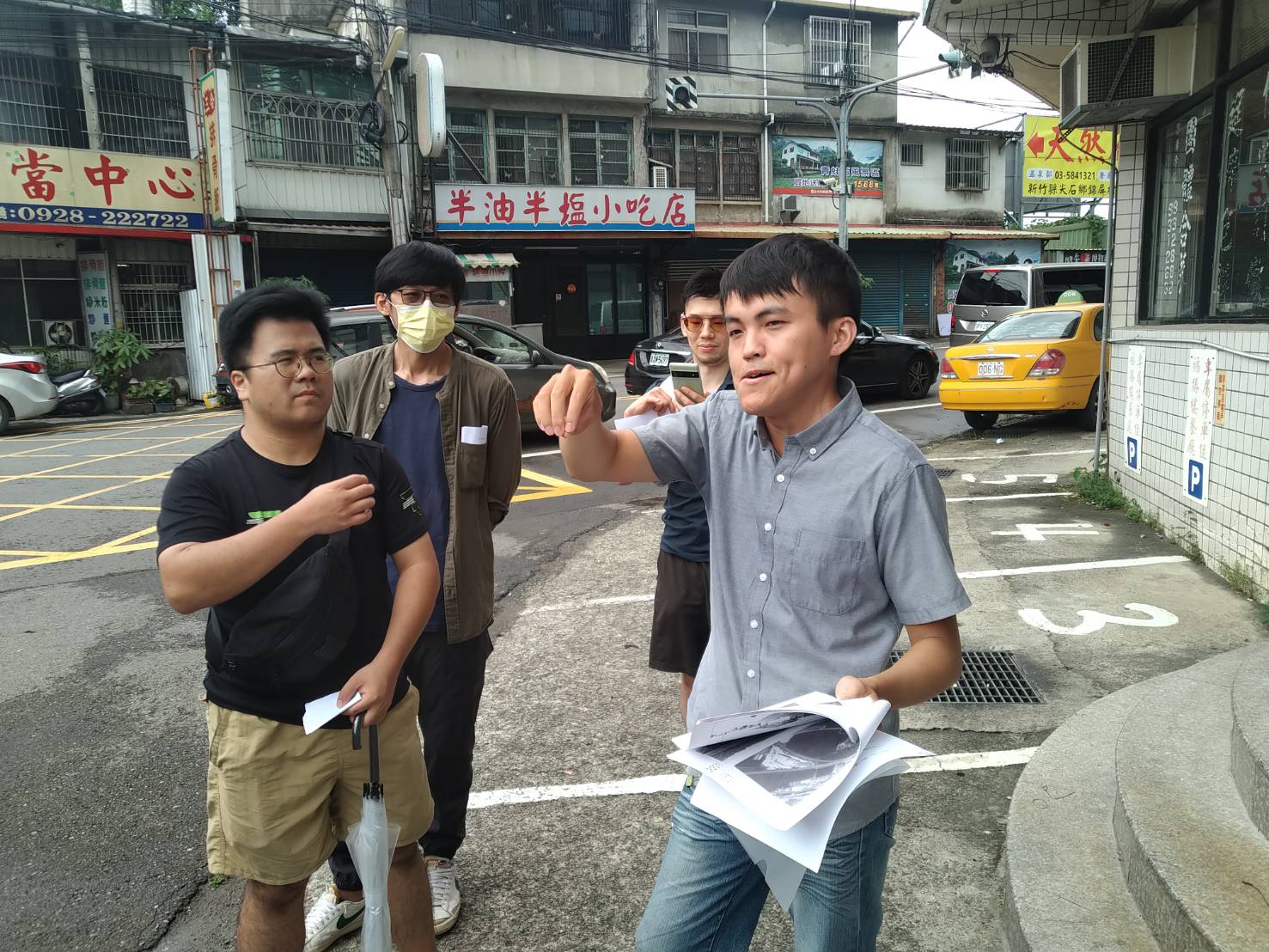 導覽老師詹益承為大家用客語解說十份寮的地名由來。王湘仁攝