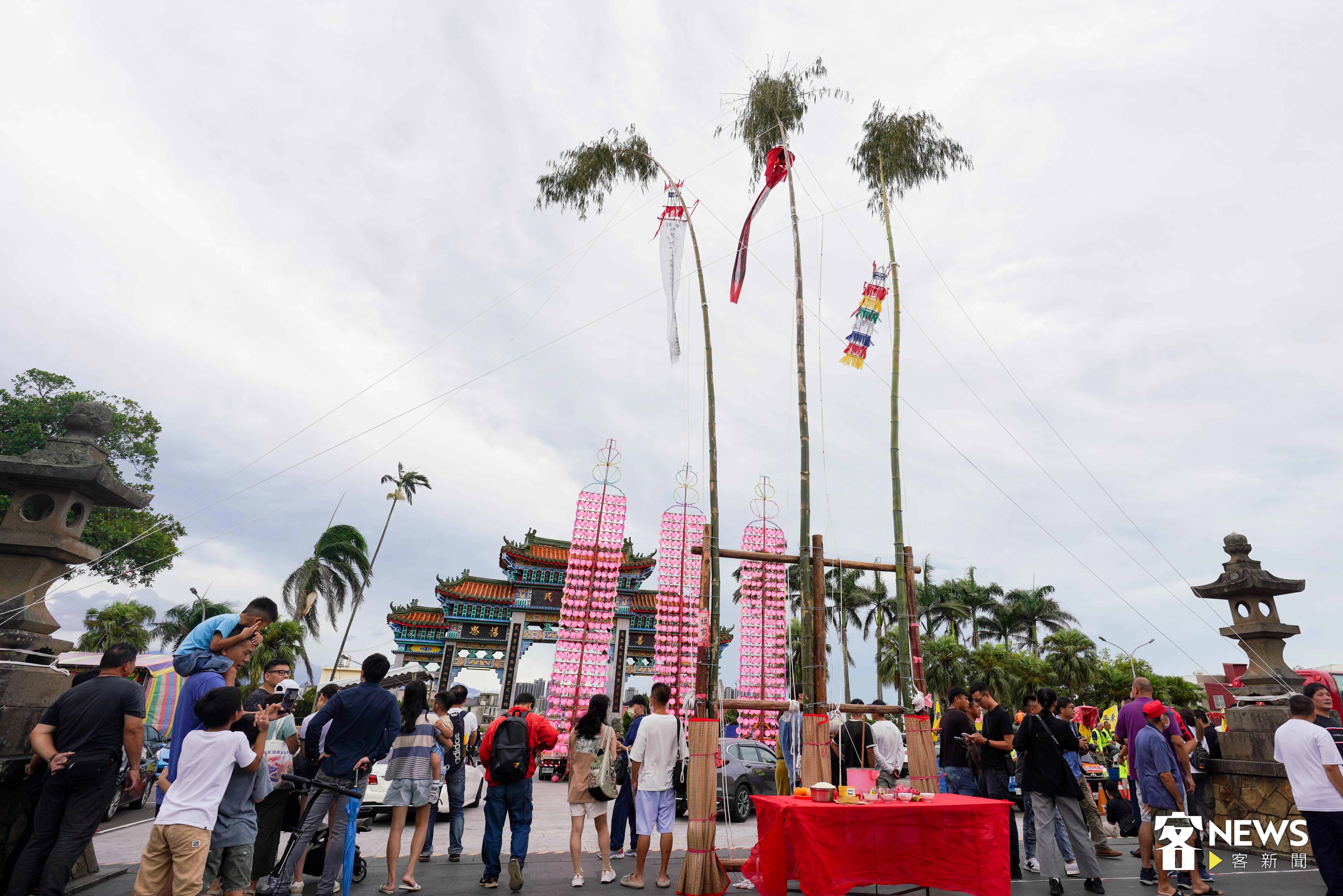 超過兩層樓的燈篙豎立在義民廟前，為陸上好兄弟指路。李台源攝