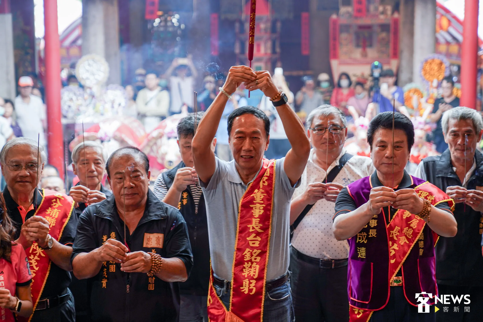 范成連（右二）全程陪同郭台銘參加新埔義民祭。李台源攝