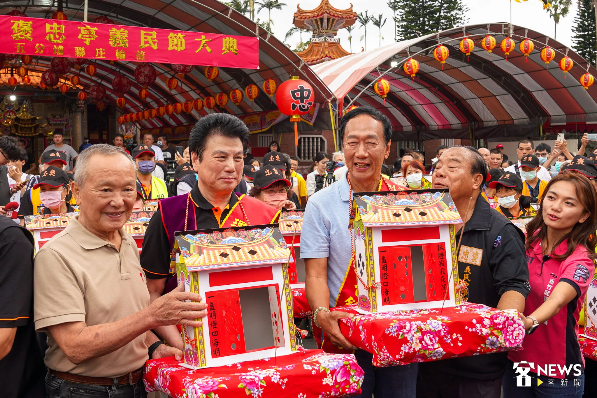 新埔義民祭上替郭台銘站台的世界客屬總會理事長范成連（左二）遭國民黨停權2年。李台源攝