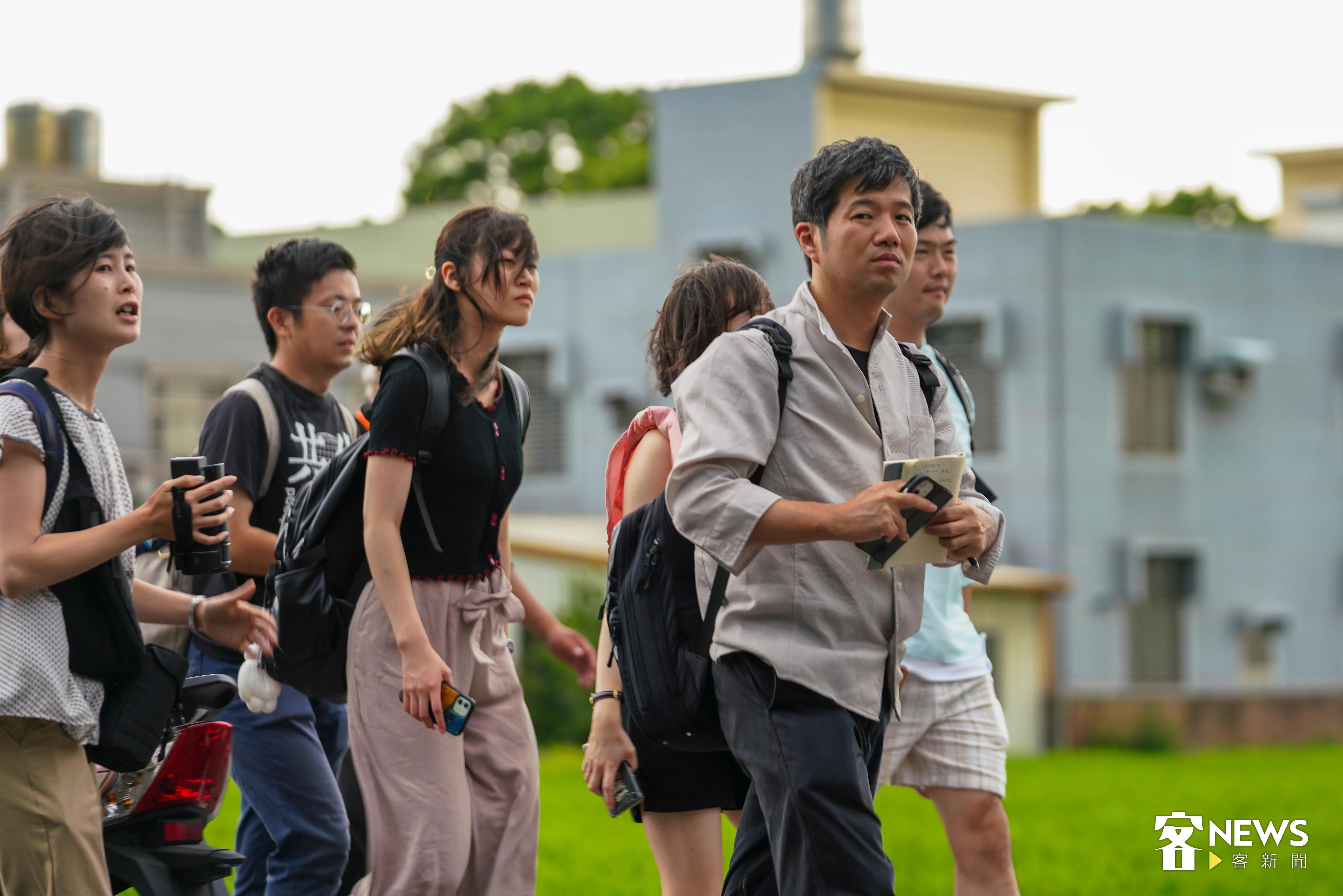 放水燈現場也有來自日本的學者訪問團前來考察義民祭自1980年代以來的變化。李台源攝