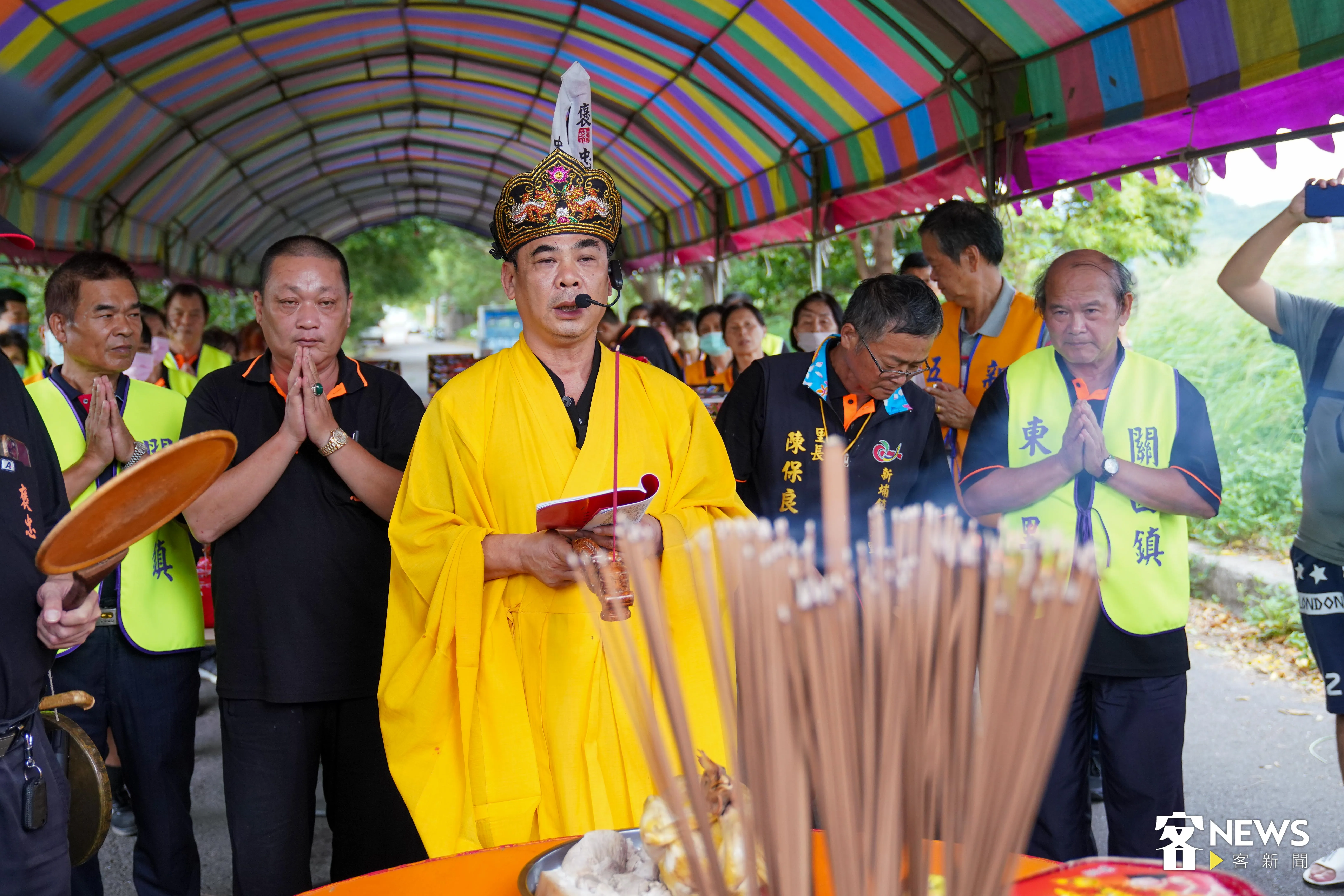 在法師帶領下，信眾在放流水燈潛來到鳳山溪畔完成祭祀儀式。李台源攝