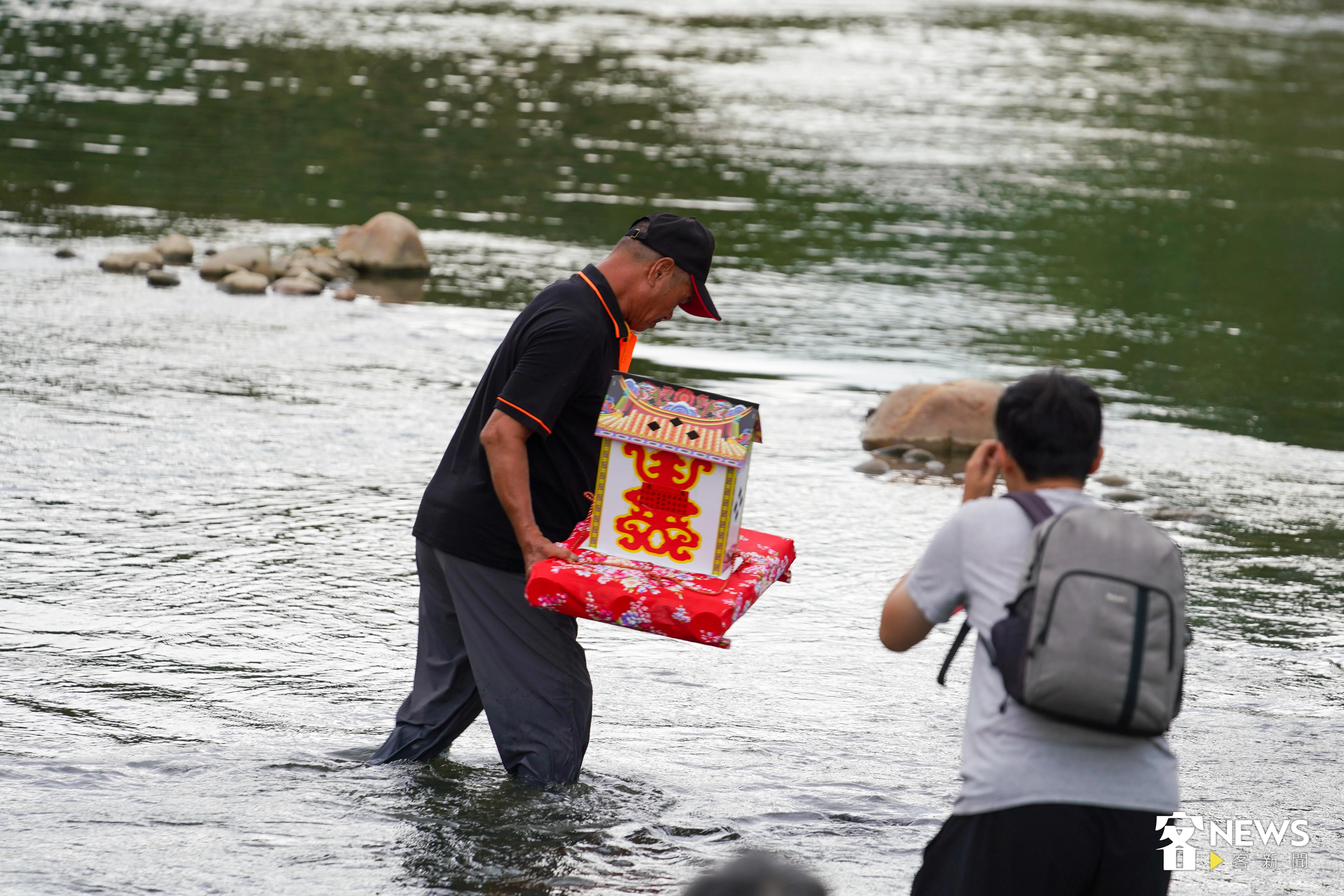 隨著水燈放入鳳山溪，盼望水上孤魂可以各得其所。李台源攝