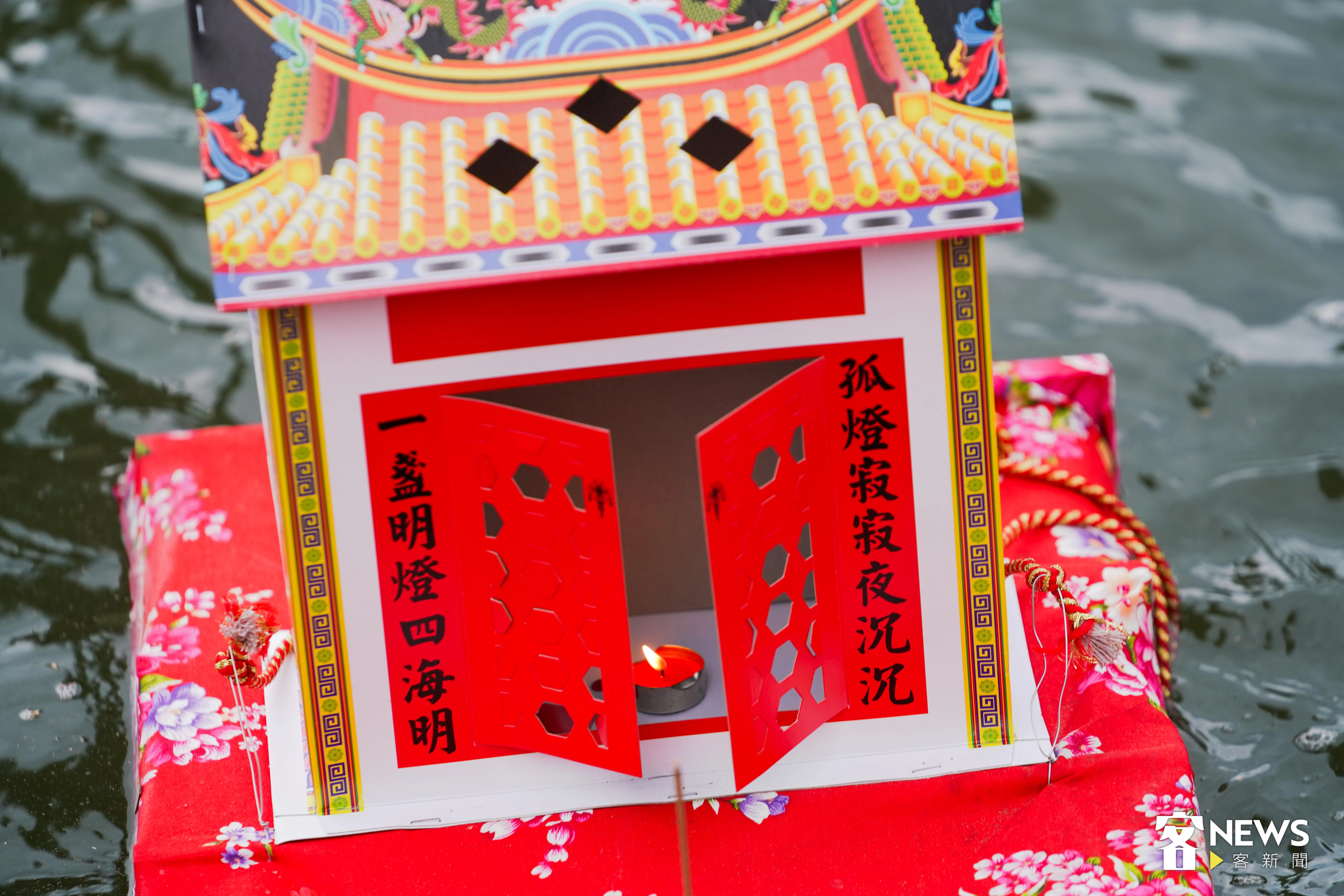 水燈內還有一盞小蠟燭，照亮鳳山溪。李台源攝