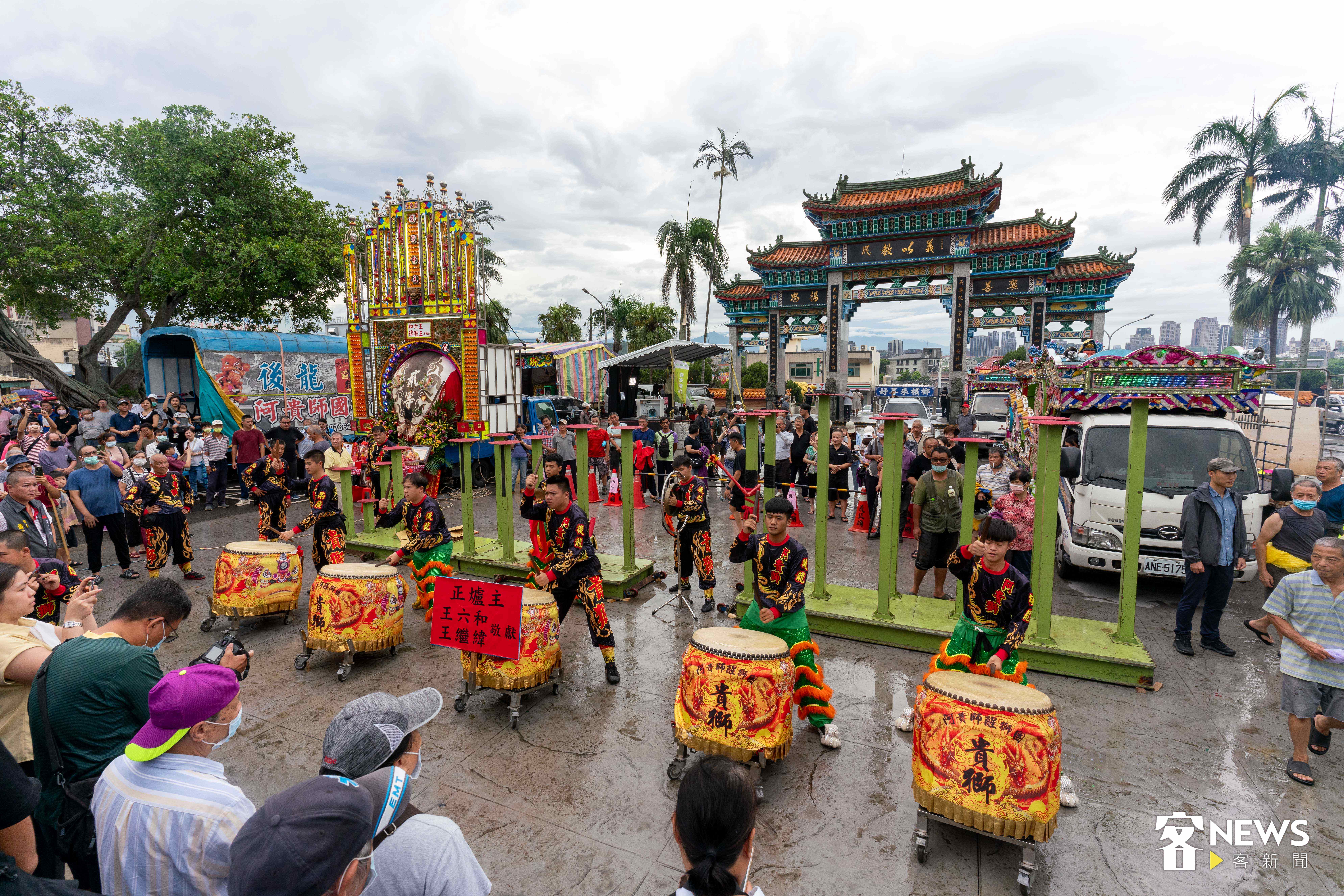 義民祭鼓聲響徹雲霄，鄉親紛紛拿出手機紀錄。李台源攝