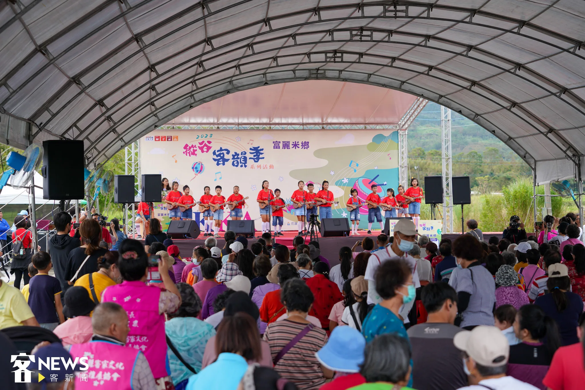 東里國小拉拉鍊樂團烏克麗麗表演,分別演唱閩客原三首歌曲,展現出族群多元融合。宋佩遙攝。
