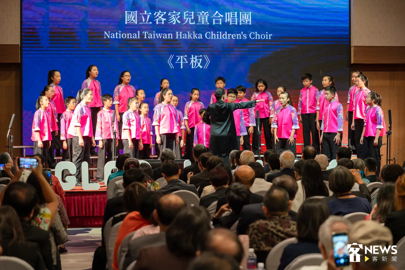 國立客家兒童合唱團為大家帶來《平板》與《行過》2首歌曲，為這場會議揭開序幕。范修語攝