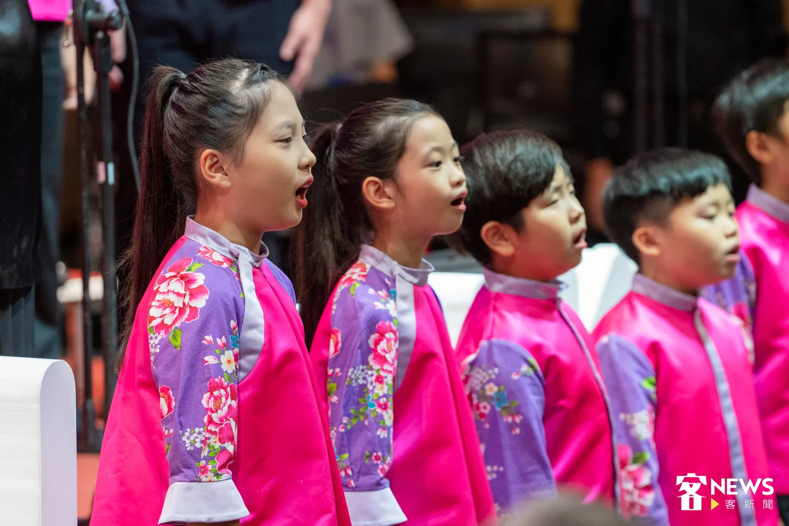 國立客家兒童合唱團演唱〈平板〉與〈行過〉兩首歌曲，動人歌聲博得滿堂彩。范修語攝