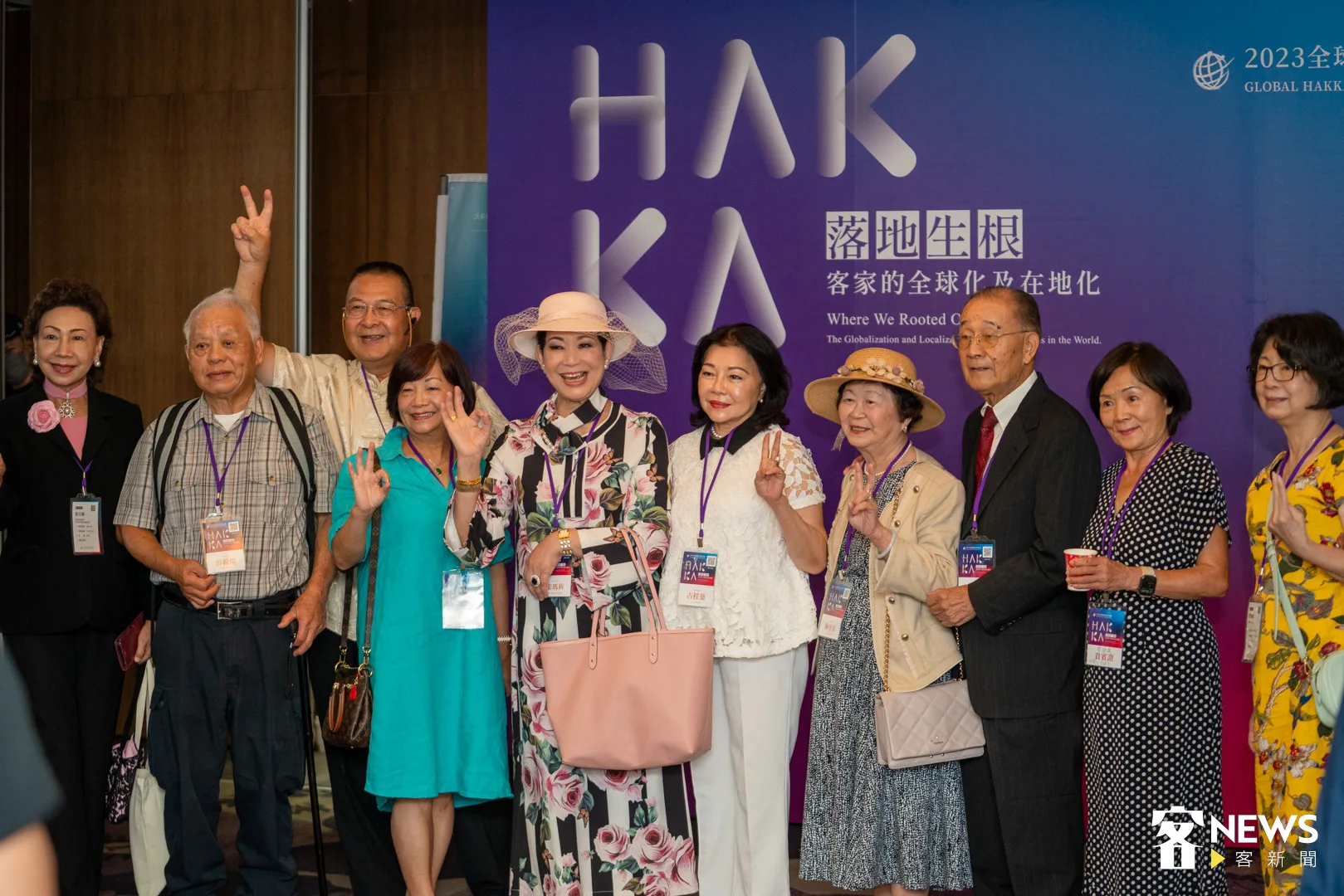 來自全球各地的客家鄉親身穿在地服飾，展現客家的多元樣貌。李台源攝