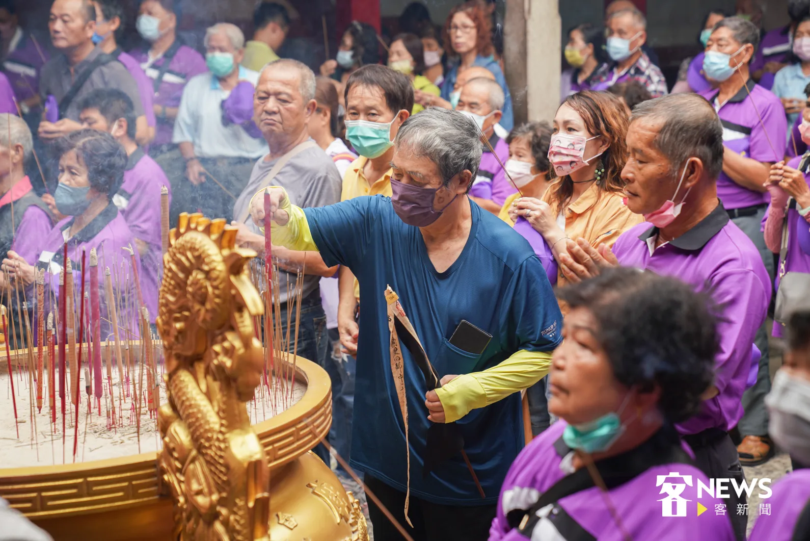 民眾把請回家祭祀的黑香旗拿回義民廟過香爐。洪俊傑攝
