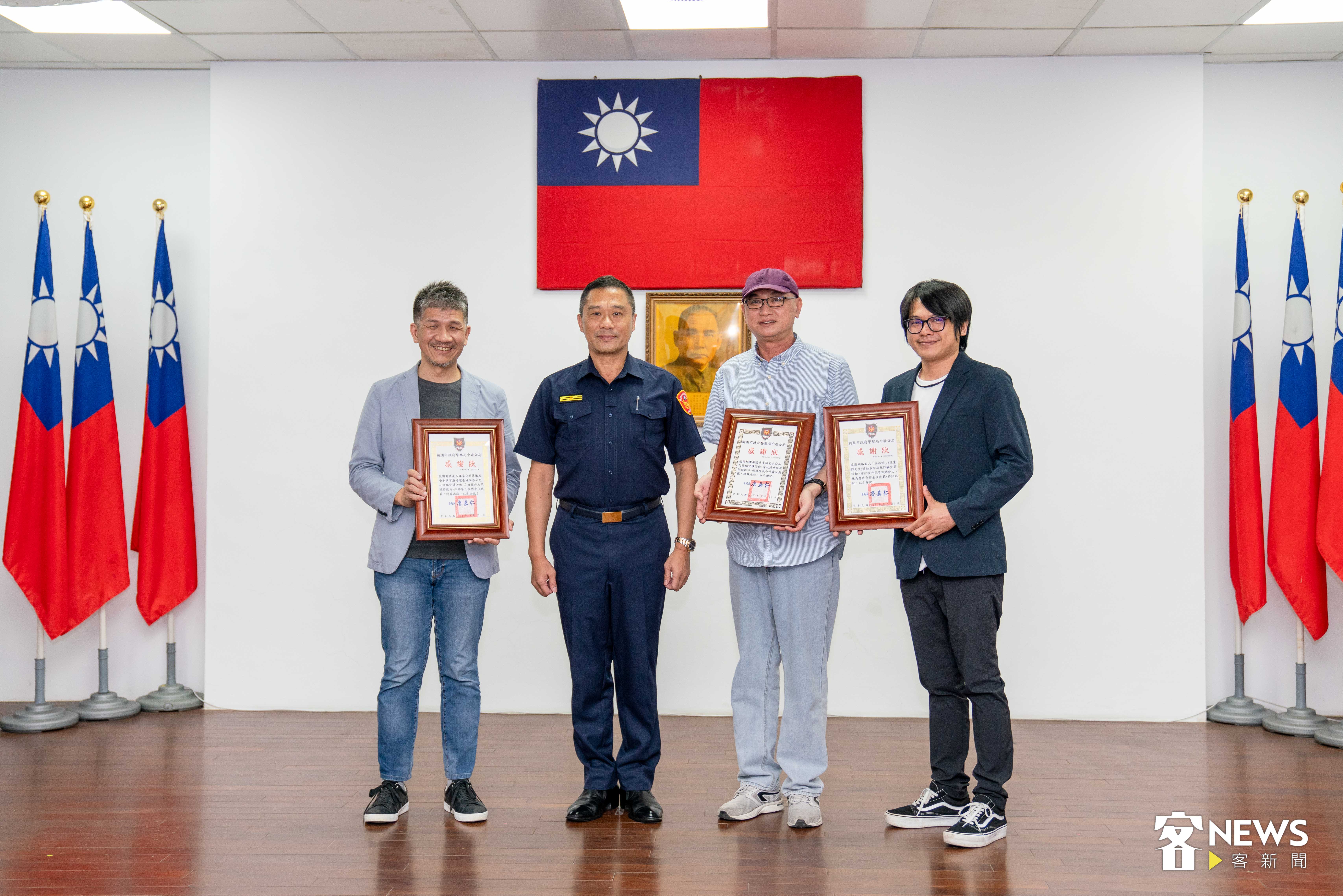 中壢分局公開表揚講客廣播電臺在內的合作單位與夥伴，感謝各界協助反詐。左起講客廣播電臺臺長莊勝鴻、中壢分局長唐嘉仁、桃園廣播電台台長蘇振誠、網路名人「温咖啡」温秉錞。李台源攝