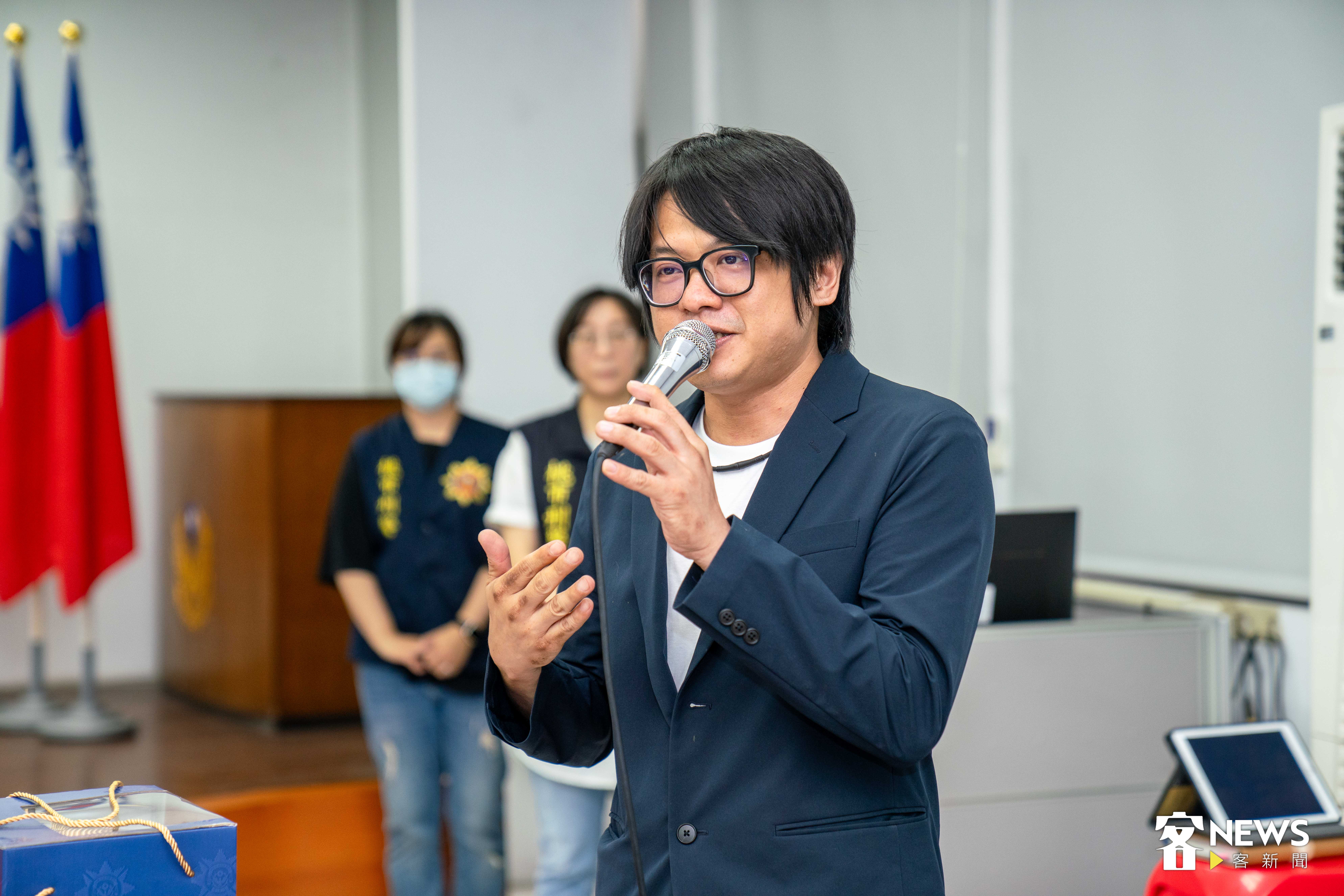 網路名人「温咖啡」温秉錞說，這次與中壢分局合作非常有意義。李台源攝