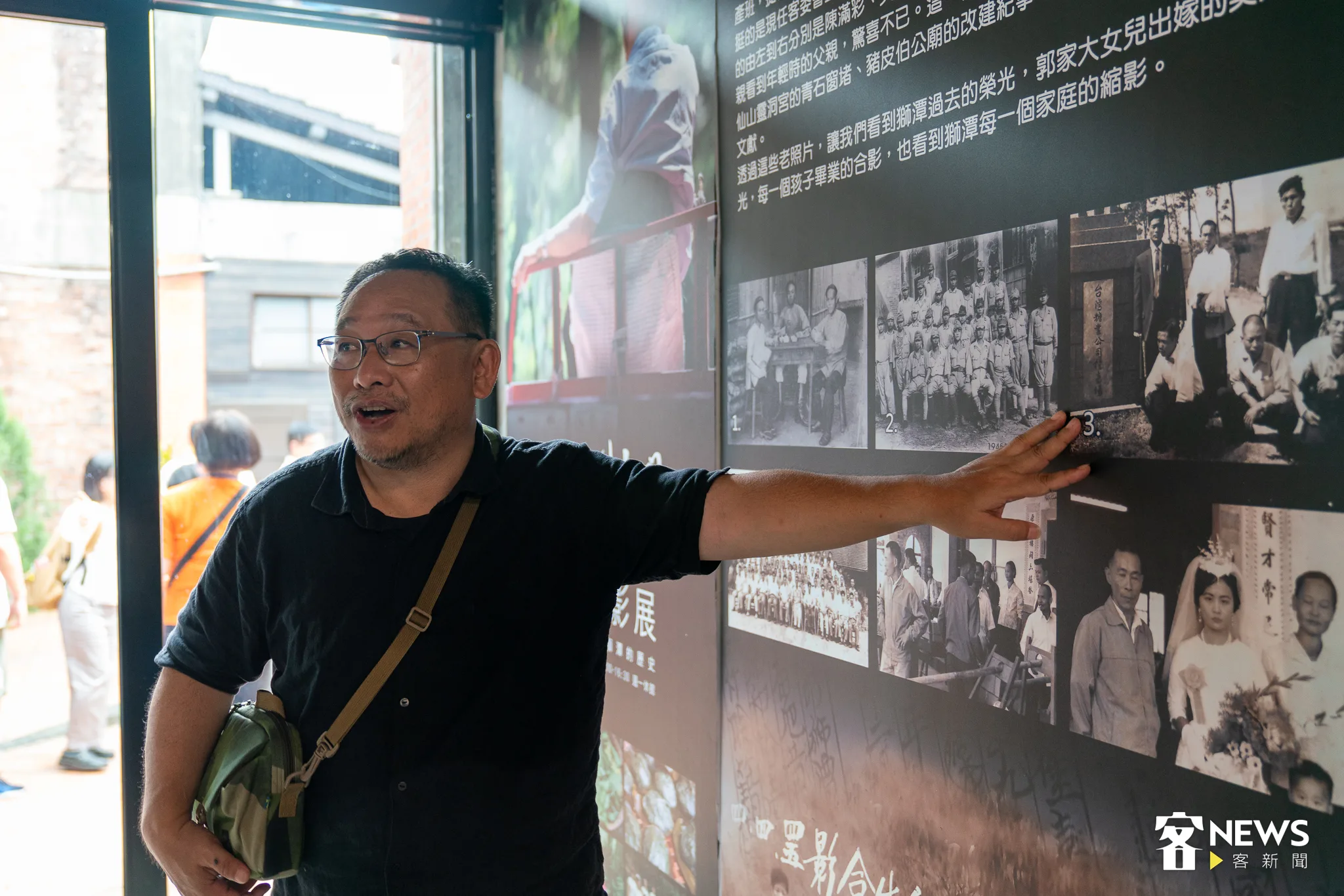 獅農小舖老穀倉舉辦為期一個月的劇照攝影展，導演邱銘源介紹起每張照片背後的故事。李台源攝