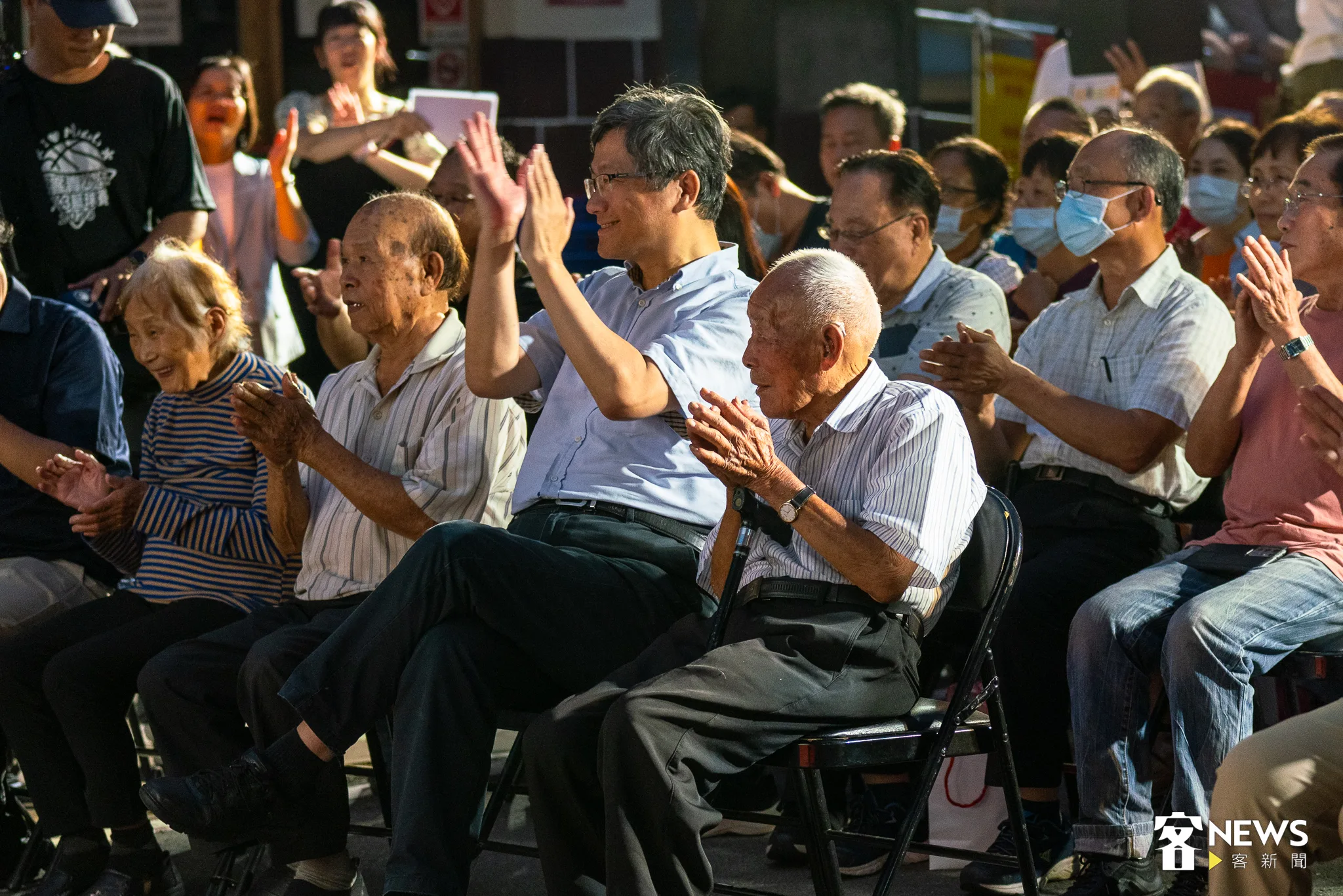 火炎伯（前排右一）與客委會主委楊長鎮（前排右二）。李台源攝