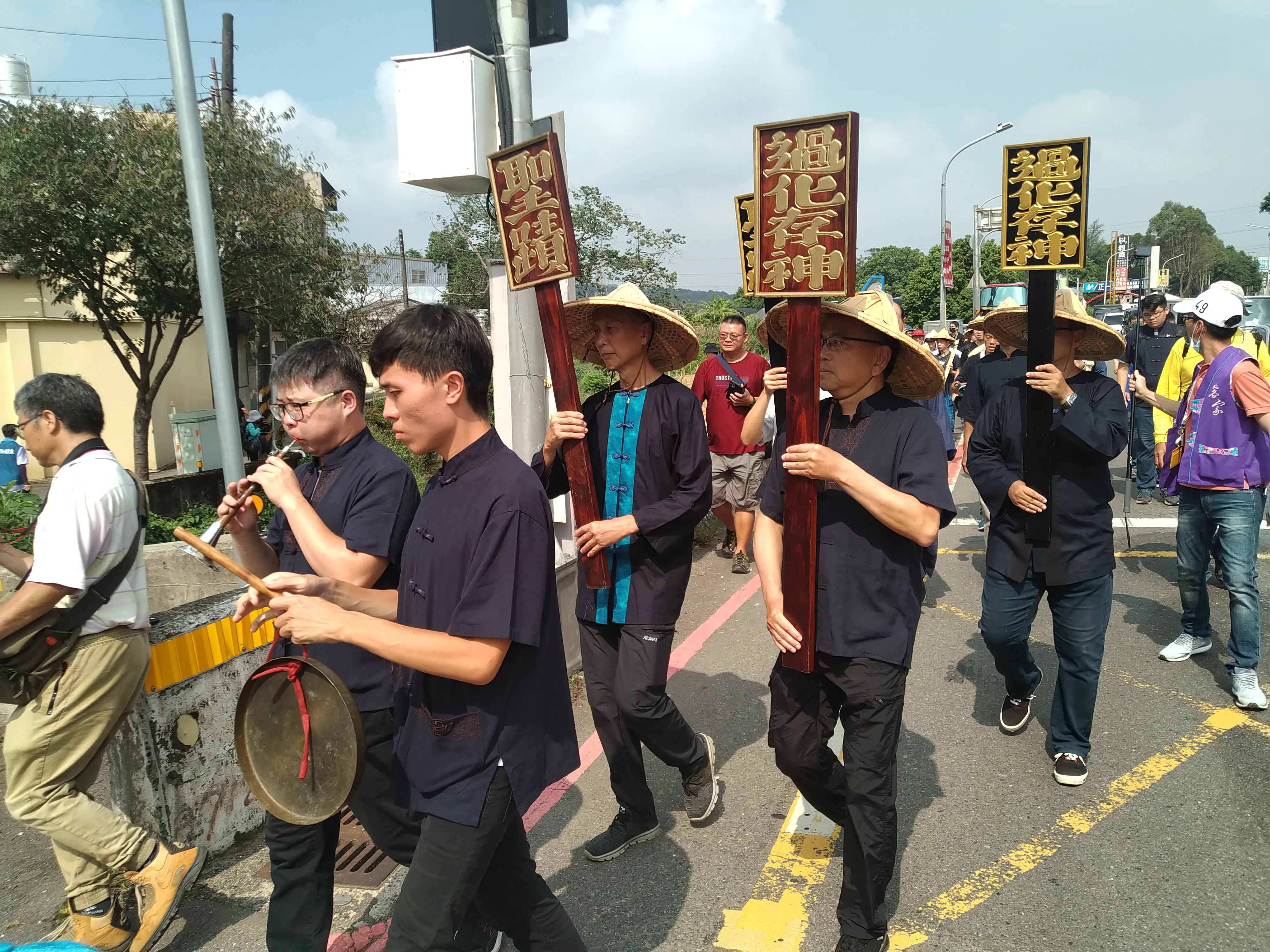 送聖蹟隊伍敲鑼打鼓，將聖蹟挑至二板橋，以三獻古禮恭請河神將字紙灰燼送入大海。王湘仁攝