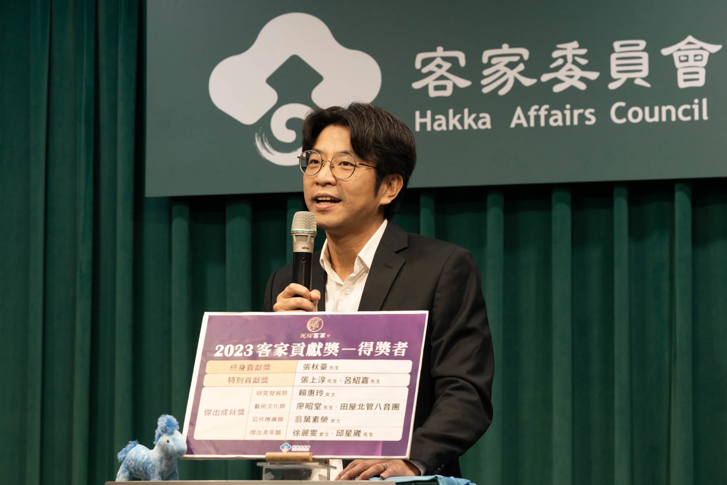 周江杰在客委會第二次例行性記者會向國人報告近期客委會亮點業務,並宣布2023客家貢獻獎名單。客委會提供
