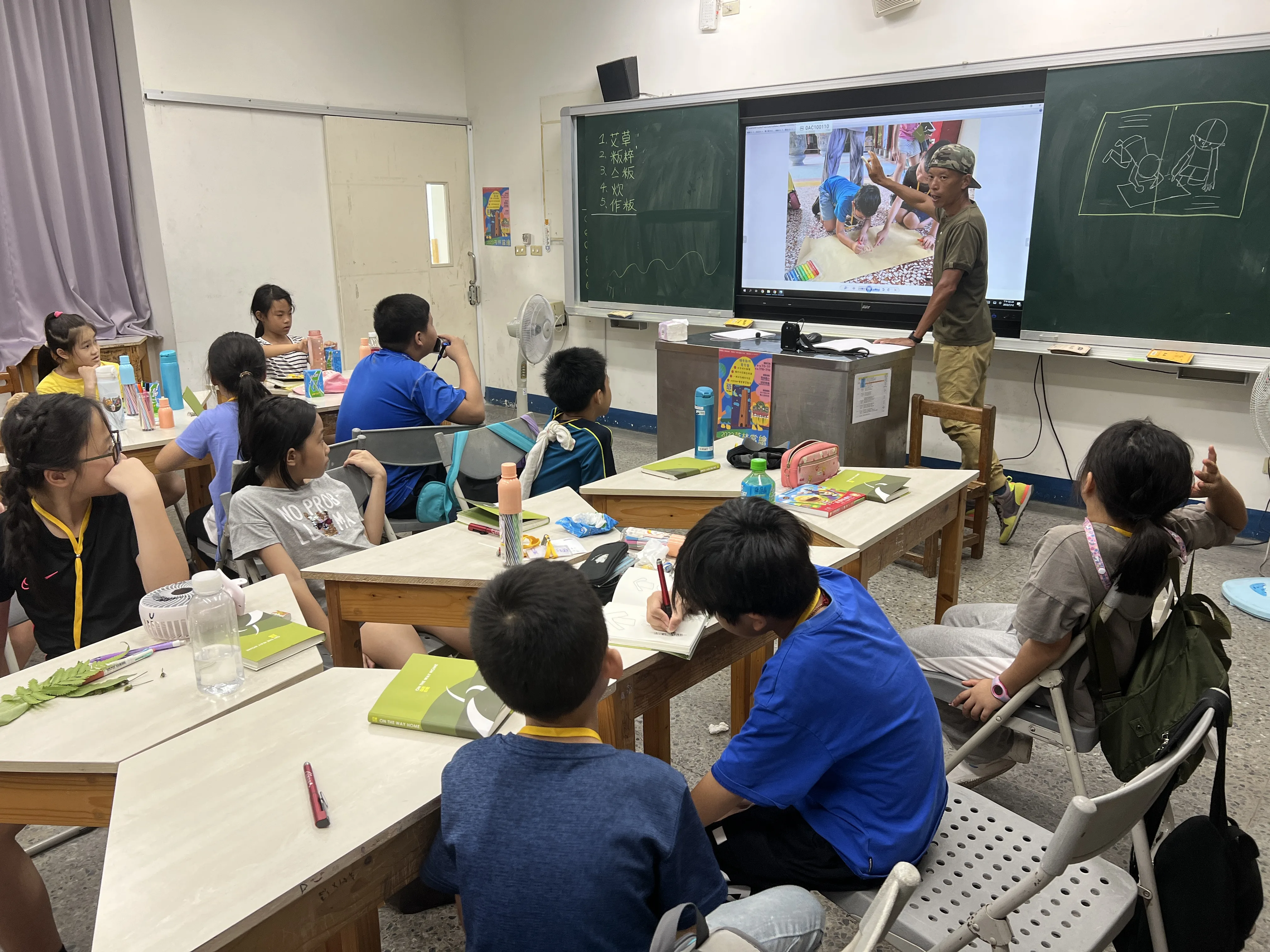 故事創作邀請繪本作家林柏廷摎夢夢先生（劉芸如）教細人仔仰般創作繪本。趙叔提供。趙叔提供