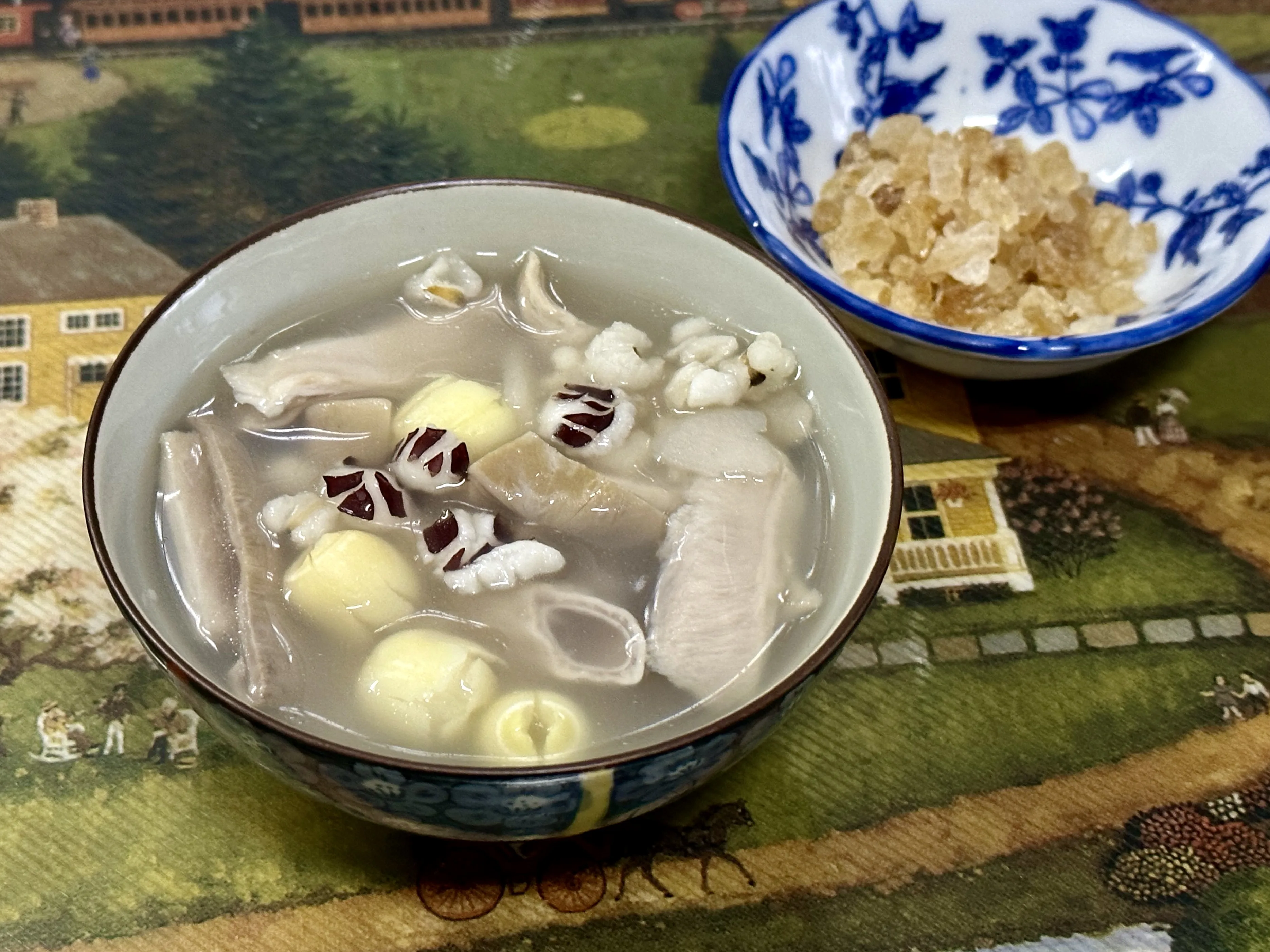 四神湯運用在食療上，加不同的食材有不一樣的功效之說，原始的版本是加豬肚，有治虛勞羸弱，對於脾虛濕盛者增進胃口的功效，外賣較常見的則是加小腸。蕭秀琴攝