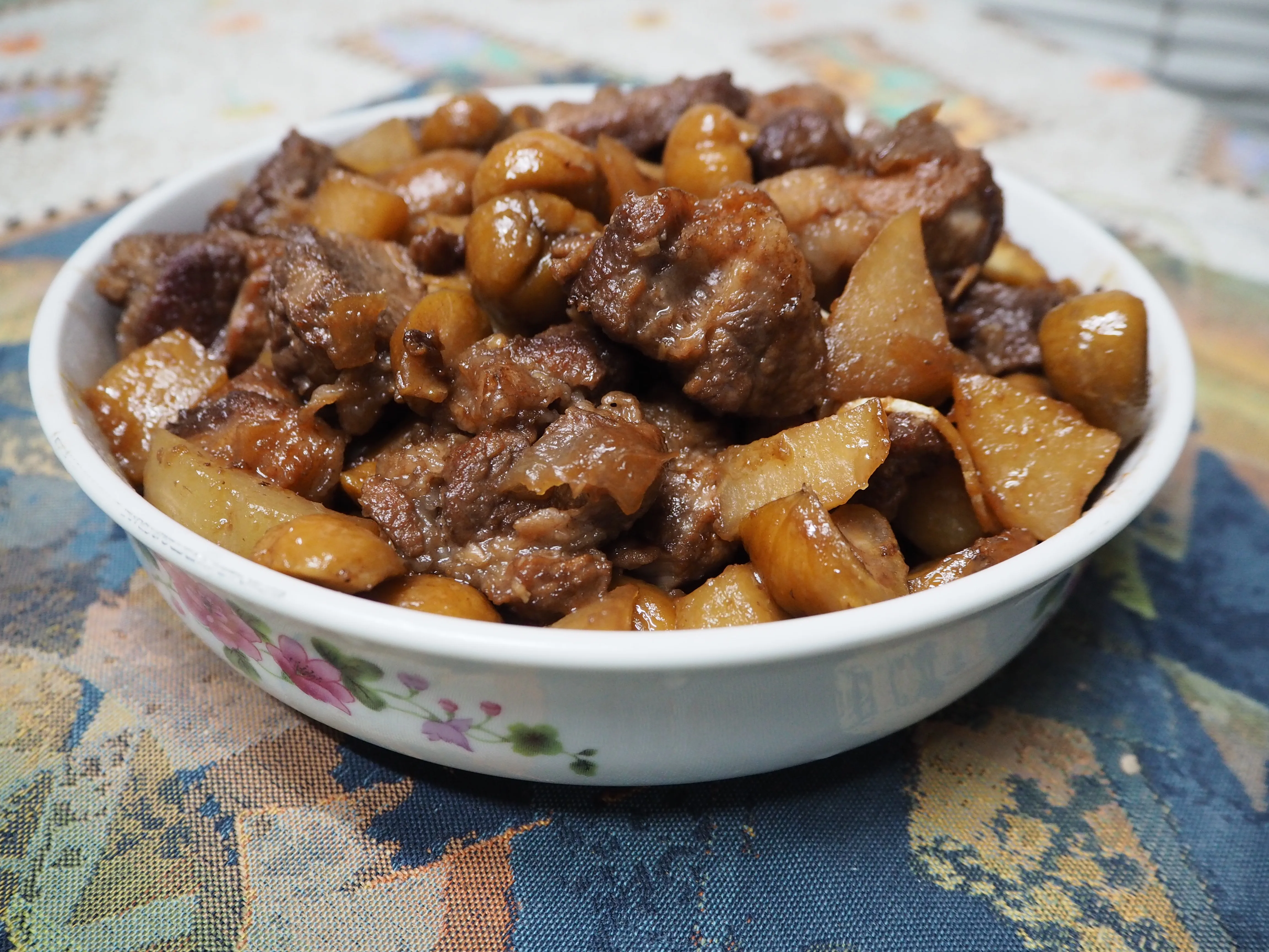 客家人愛炆爌肉，也可以加幾顆栗子一起煮。蕭秀琴攝