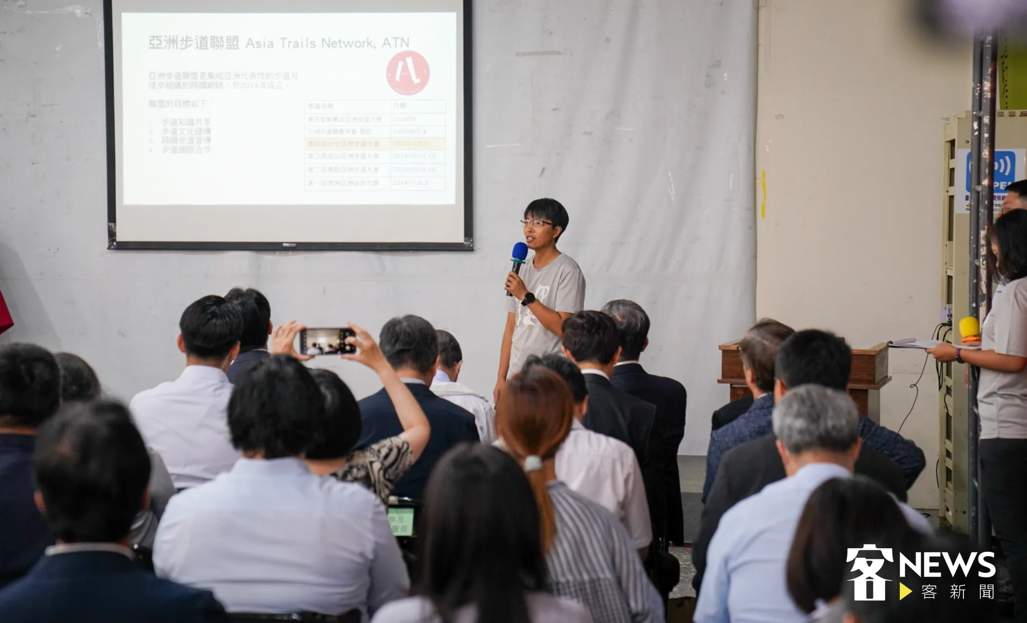 台灣千里步道協會副執行長徐銘謙向大家說明，今年承接ATN秘書處在台設立的過程。蘇佑昇攝