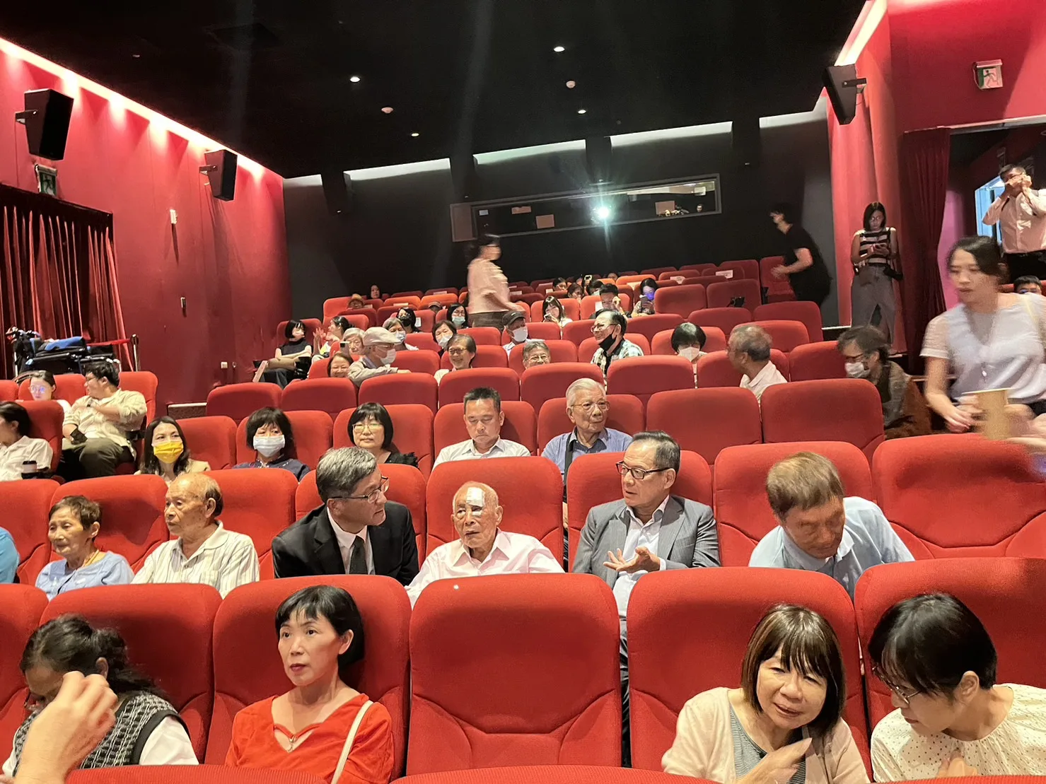 貴賓們紛紛就坐，準備欣賞桐花紀錄片《花若盛開》。蘇佑昇攝