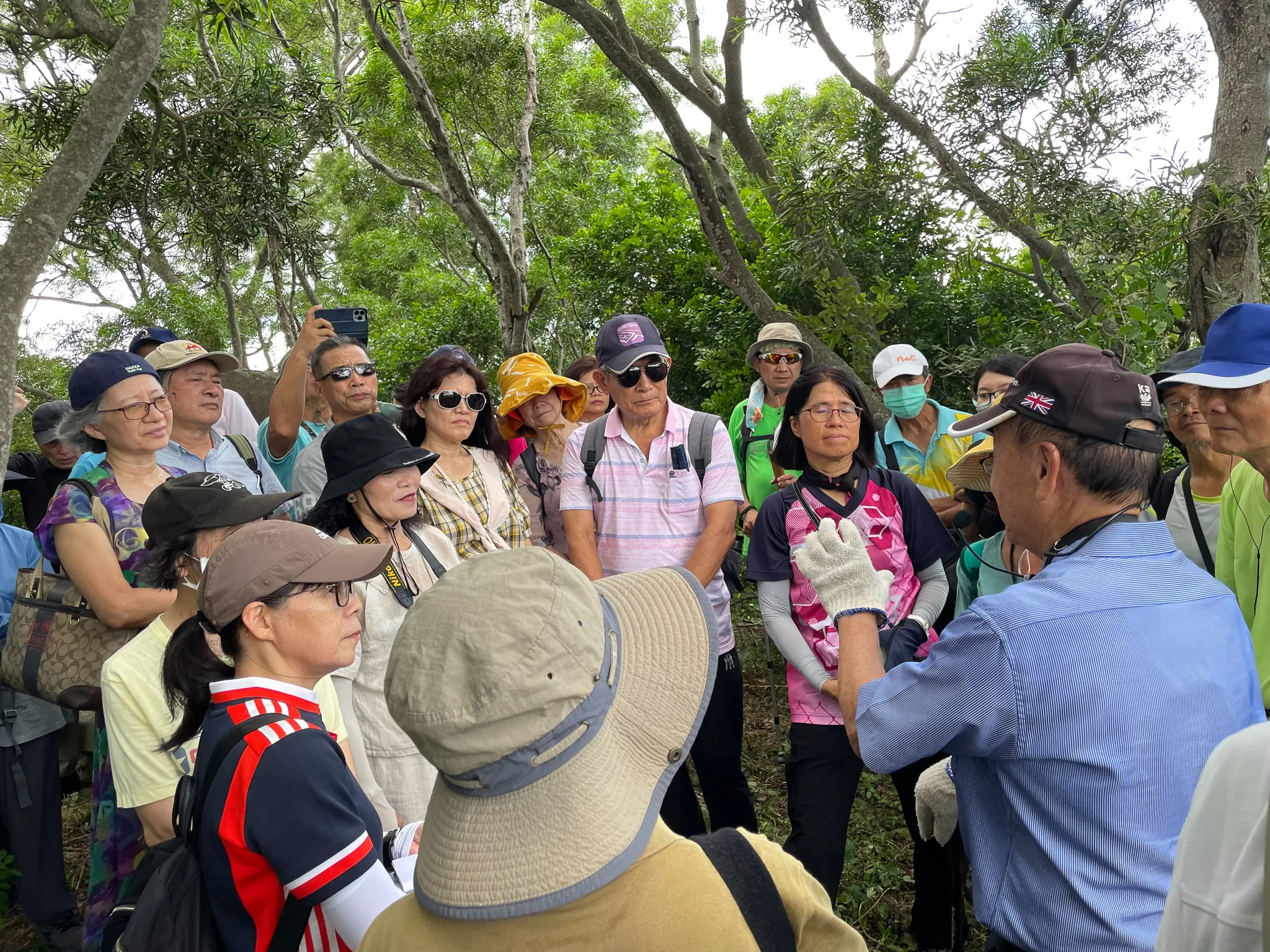 將近20多位民眾參與新書走讀活動，走訪竹南苗栗戰役的尖筆山古戰場。林本炫提供