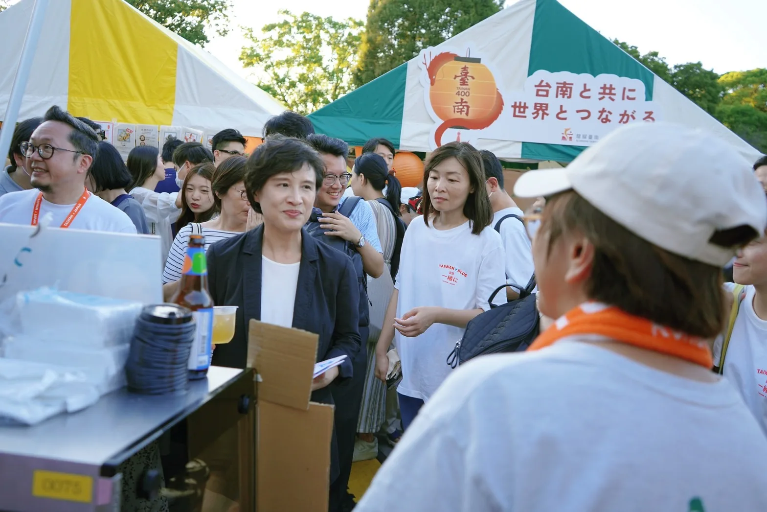 文總副會長鄭麗君參觀浪漫台三線藝術季攤位。浪漫台三線藝術季提供