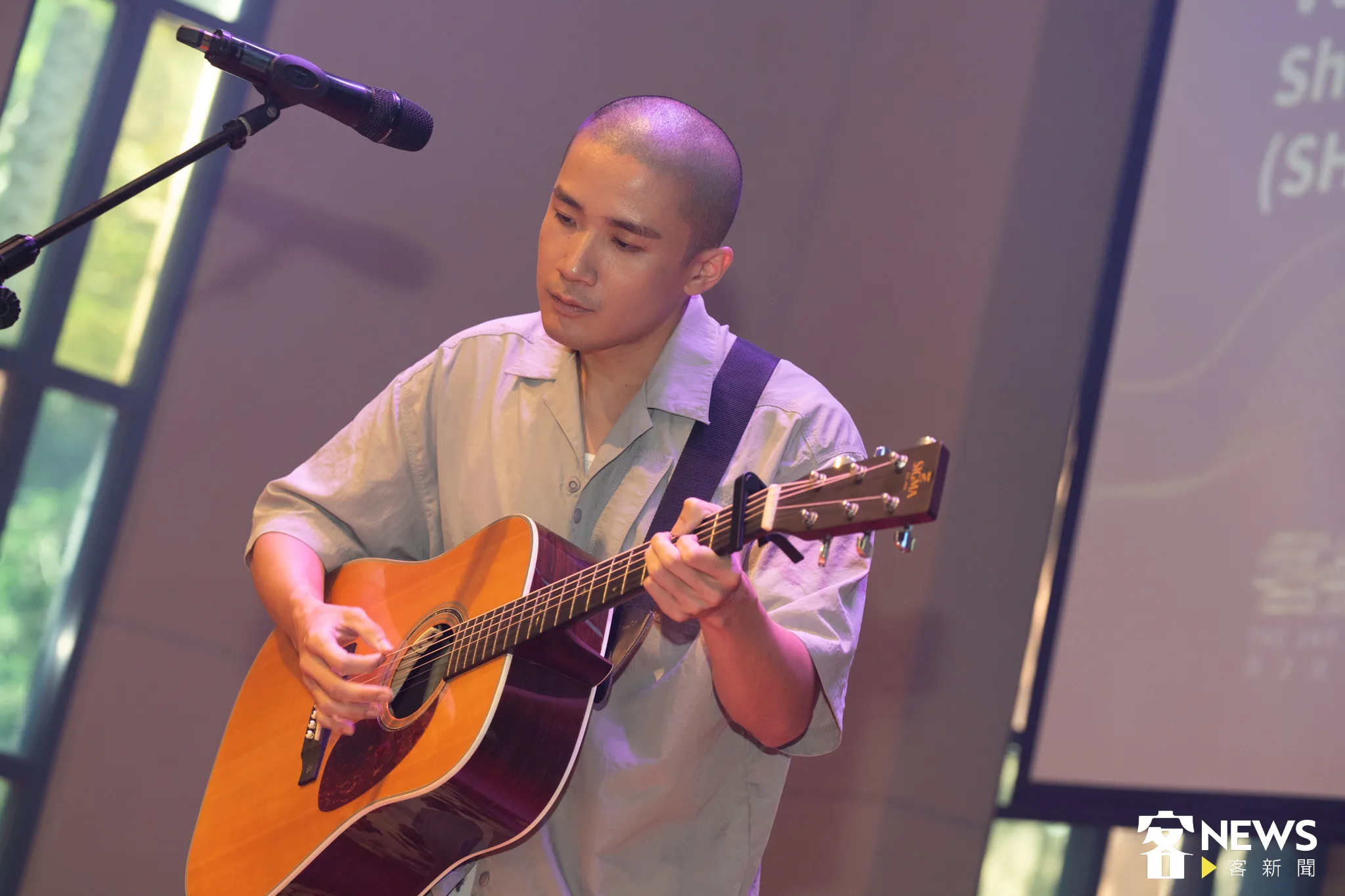 金曲客家新人王鍾惟（VUIZE）在第二屆客聲獎頒獎典禮登台演出。宋佩遙攝。