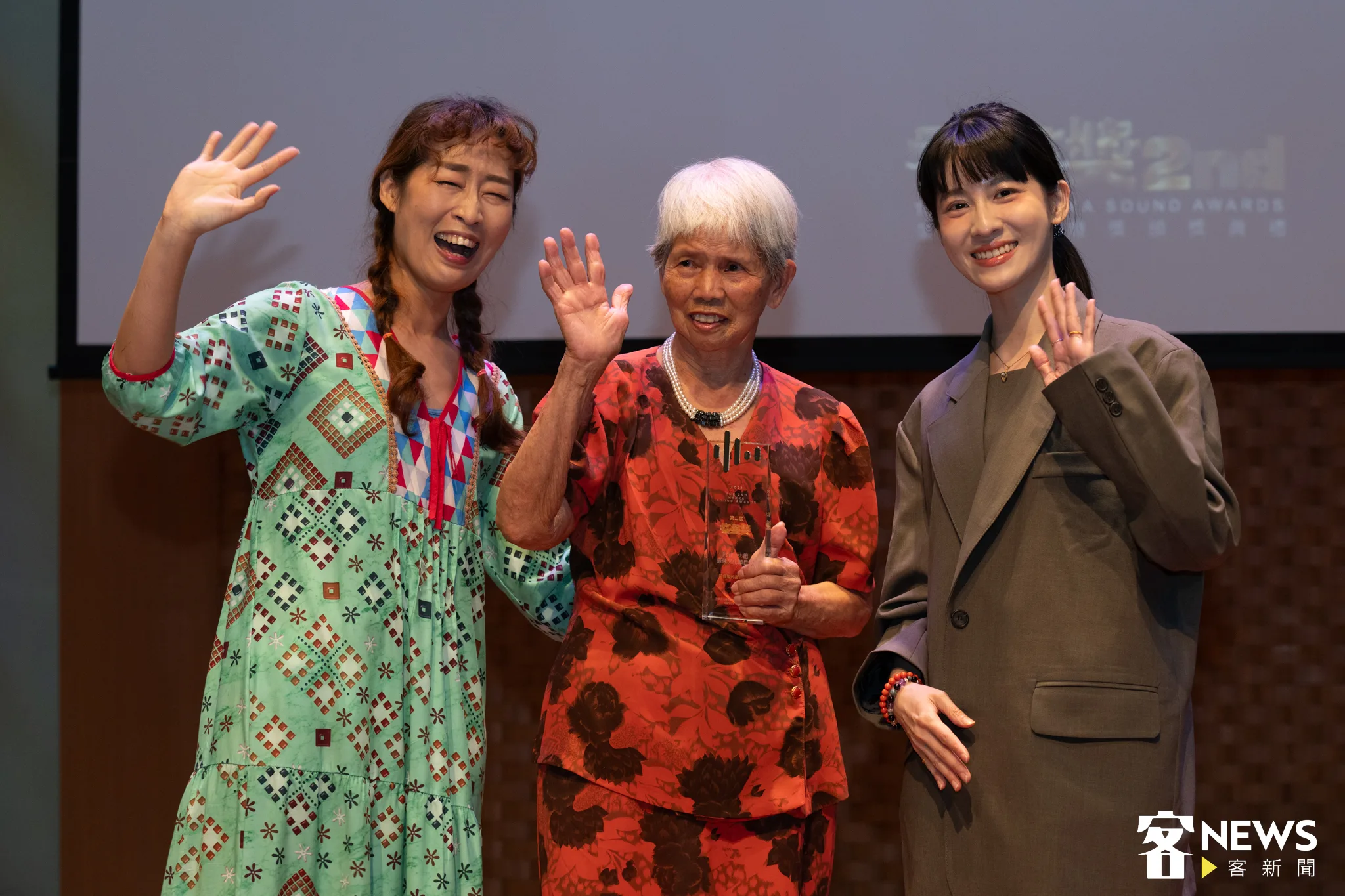 黃鳳英以86歲之姿，與小豬姐姐王旻瑛一起參加客聲獎Podcast組，奪下兩項獎項。宋佩遙攝