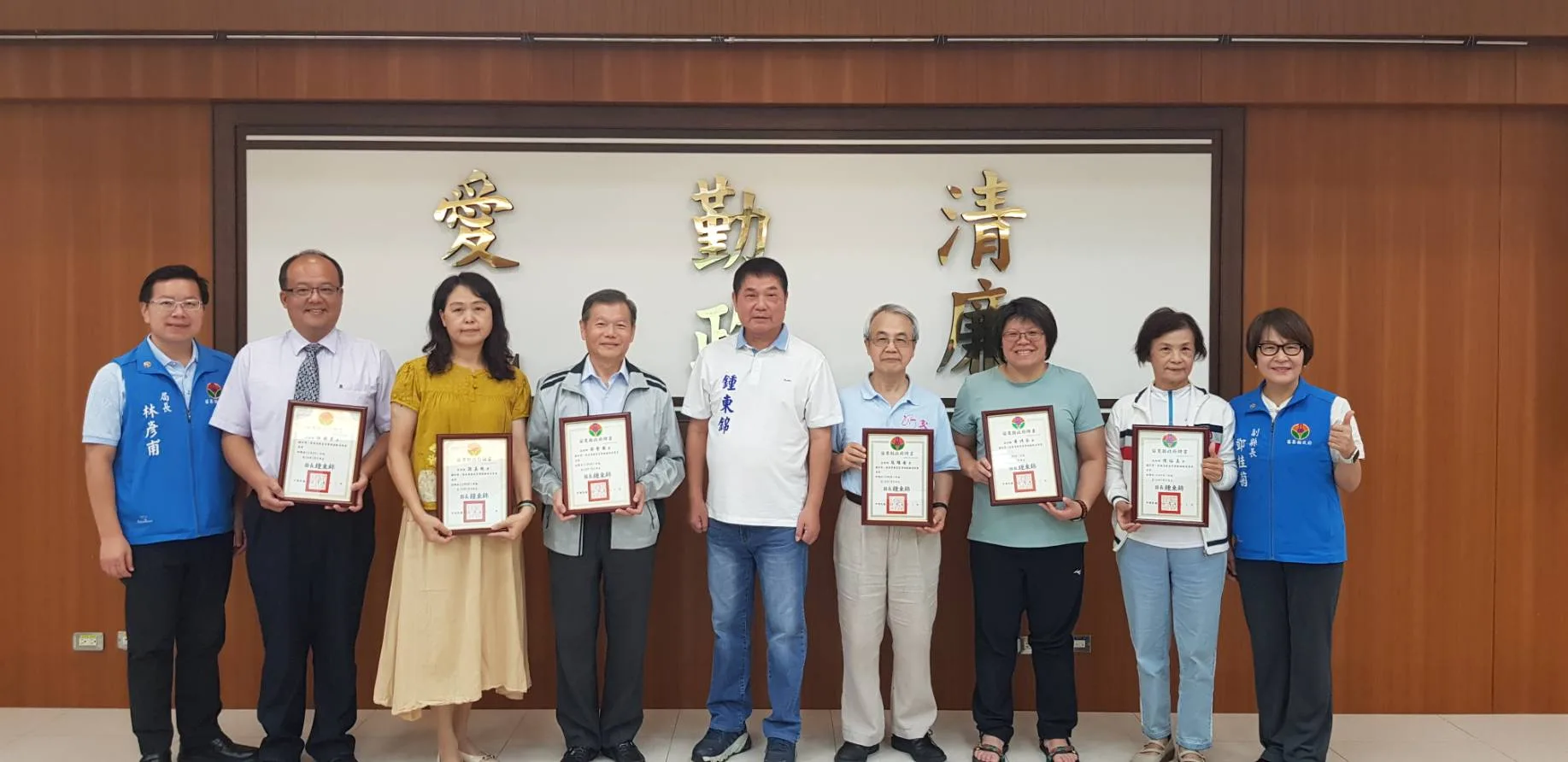 苗栗客家事務推動委員會第一屆委員，受贈聘書。苗栗縣政府提供