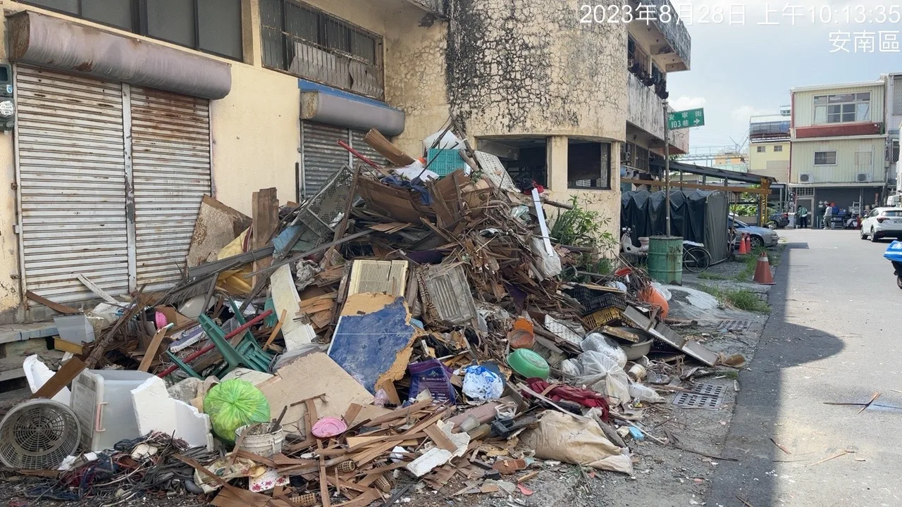 臺南環保局在雨後針對市場、工地、校園等公私立場所稽查,共清除3113個積水容器,並查獲52處孳生源孑孓,圖為稽核區處髒亂點。臺南市環保局提供