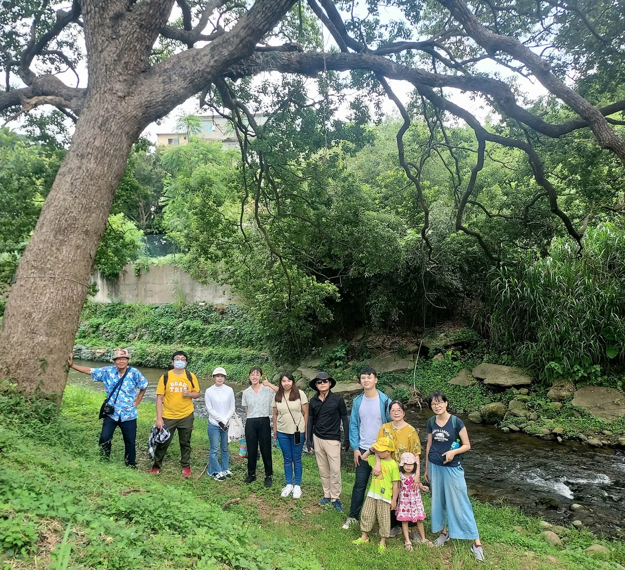 走讀金山面無情客語場的參與人員在柯子湖溪旁大合照。竹東閒人提供