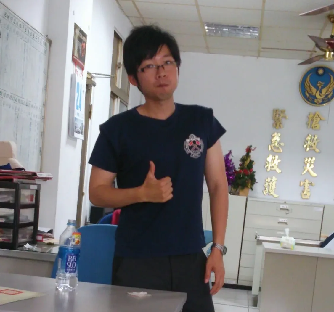 屏東廠房大火令人鼻酸！施寶翔家屬瞞6歲兒認屍　泣「小孩不知爸殉職」