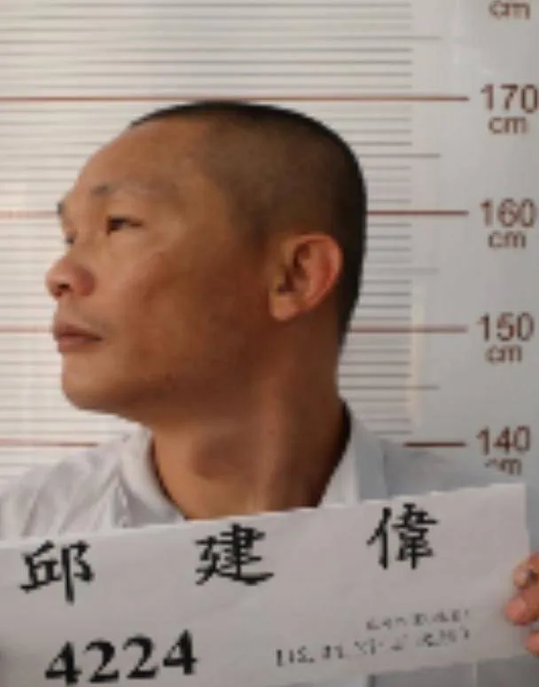 邱建偉曾涉嫌犯下搶奪、竊盜等案件，遭法院判刑2年8個月，如今趁著返家探親間隙逃亡。