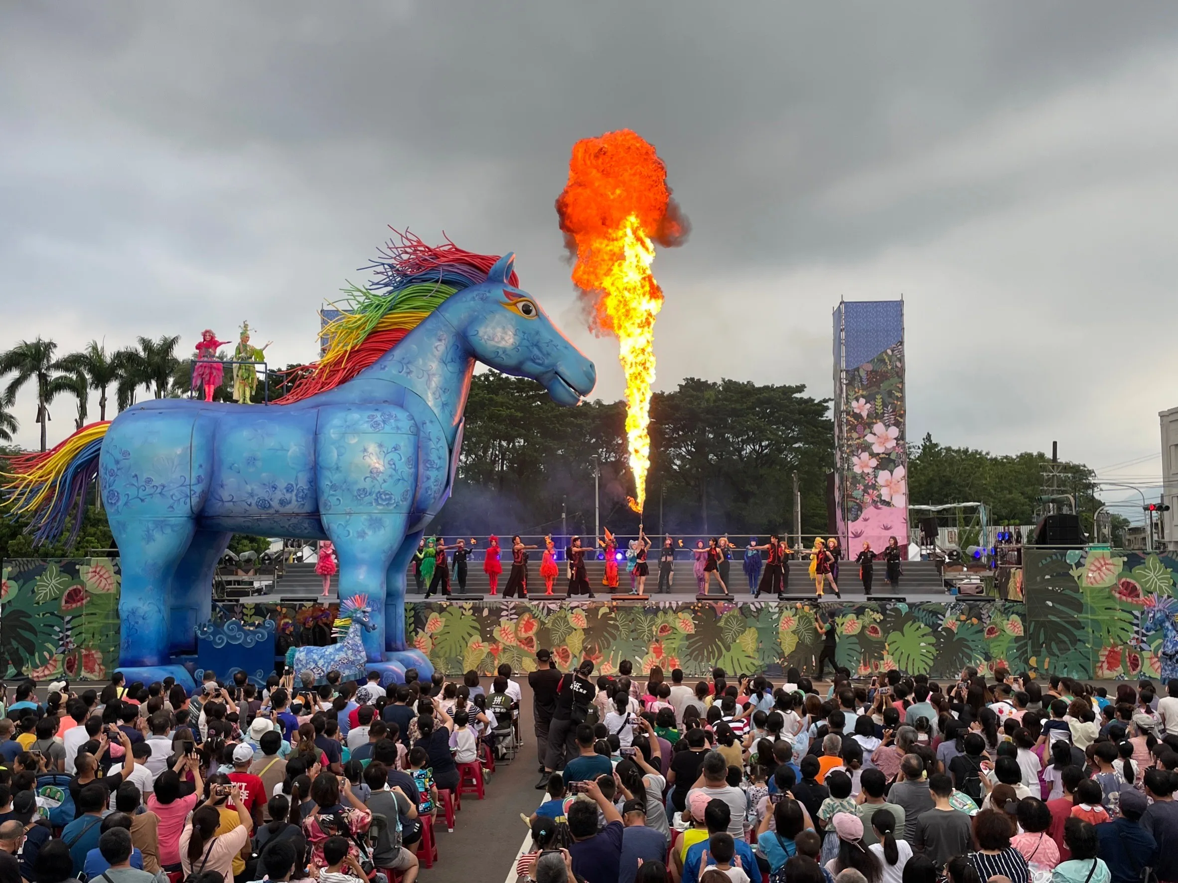 《雨馬》全劇結合歌舞、特技、LED特效，豐富的視覺體驗令全場觀眾驚喜連連。客委會提供