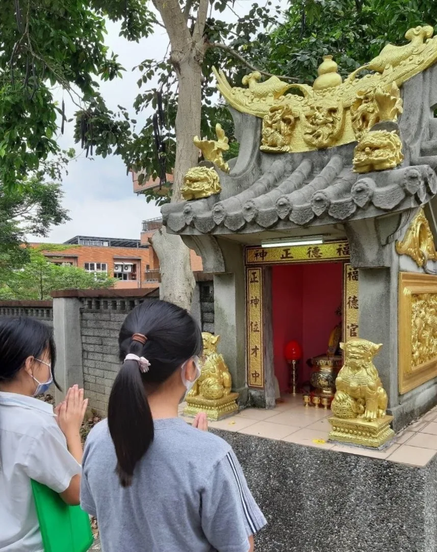 兩個參加區賽个細阿妹仔拜伯公了後，兩儕都得著當好个成績。作者提供。李秀鳳攝