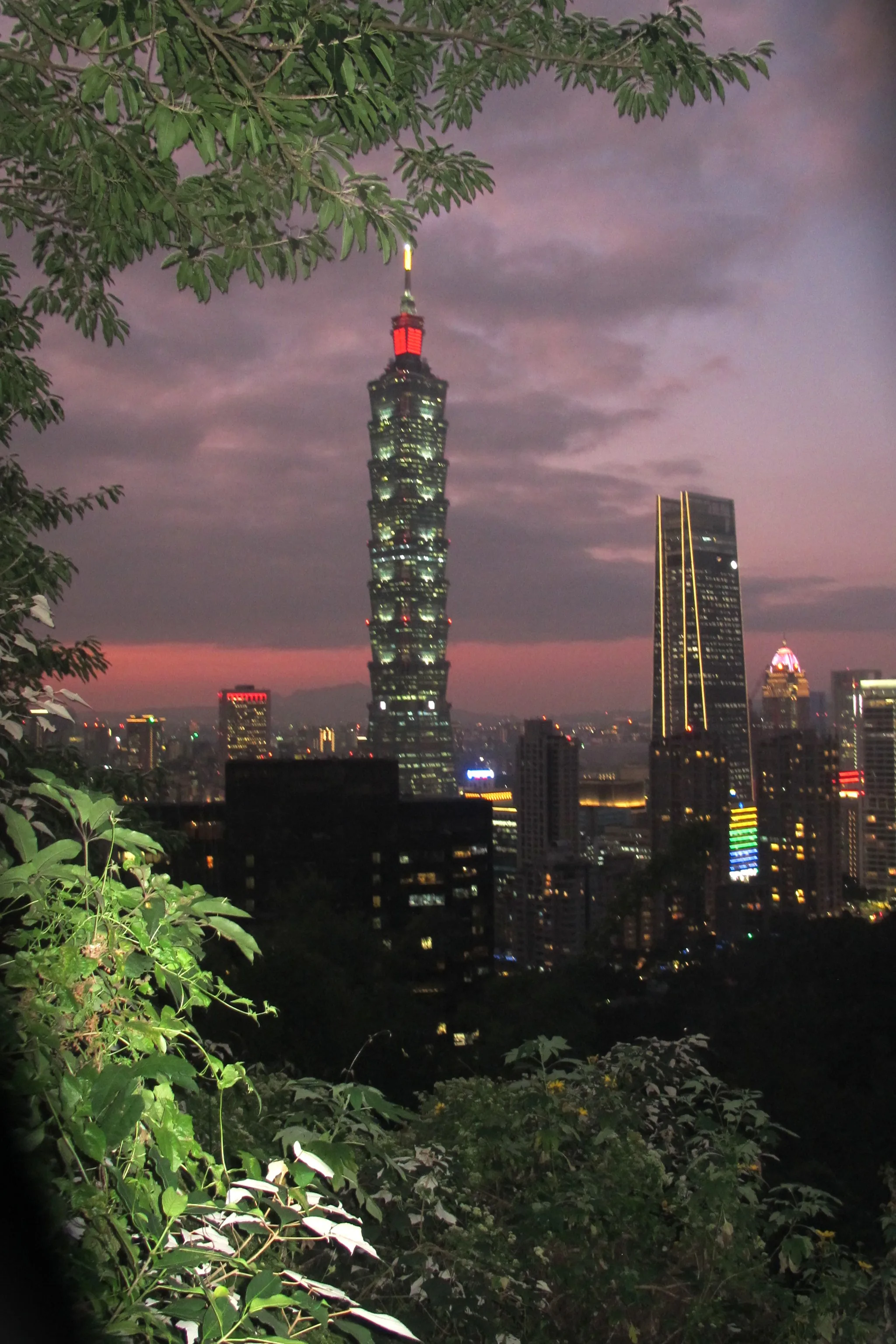 台北市象山腳下的信義區摩天大樓林立，這一帶的吳興街、虎林街半世紀前住了不少客家人，那時講客家話也通。何來美攝
