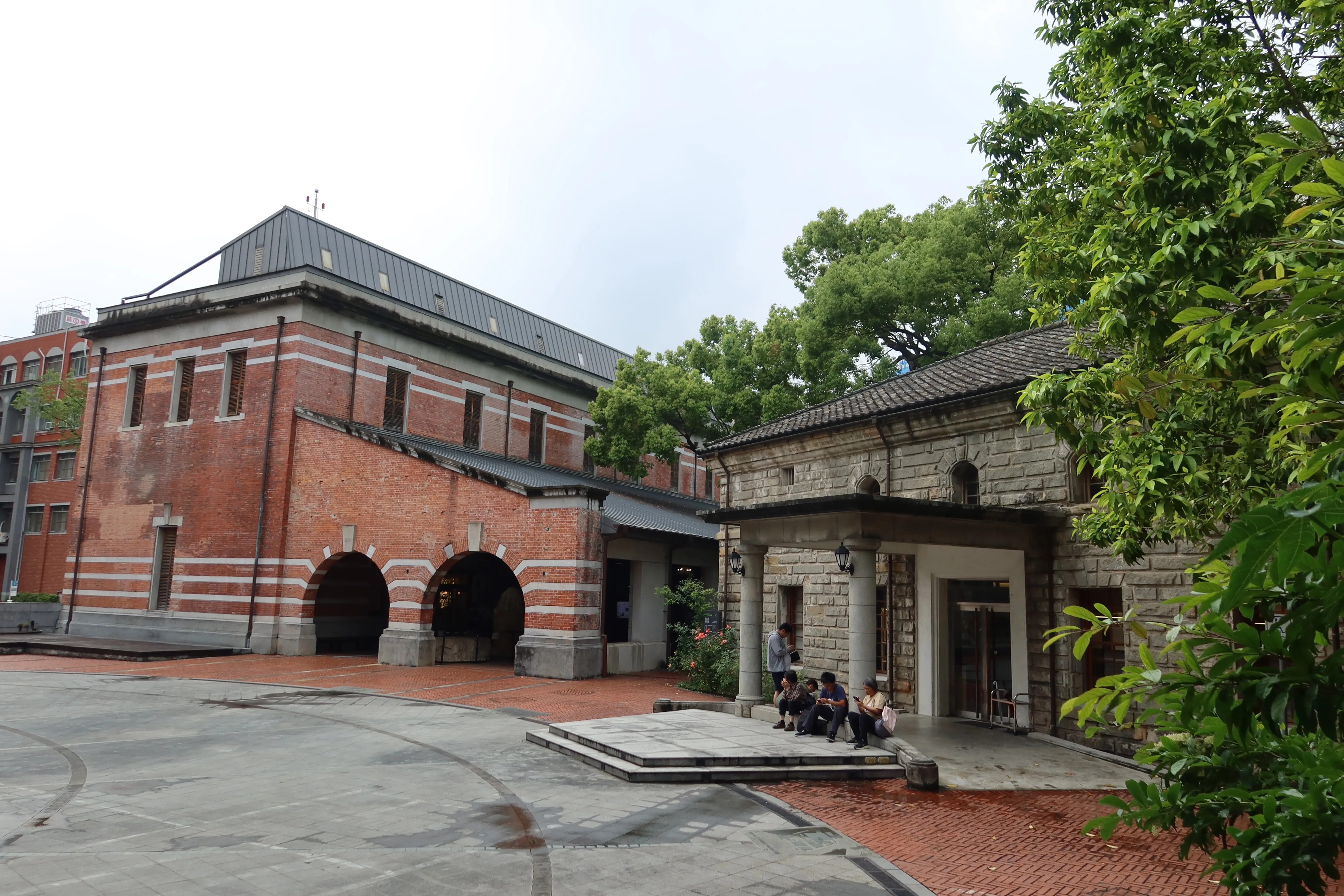 國立台灣博物館南門分館位於台北市南昌路，日治時期是鴉片、樟腦專賣精煉廠，因伐樟焗腦客家人多，南昌路亦有客家聚落。何來美攝
