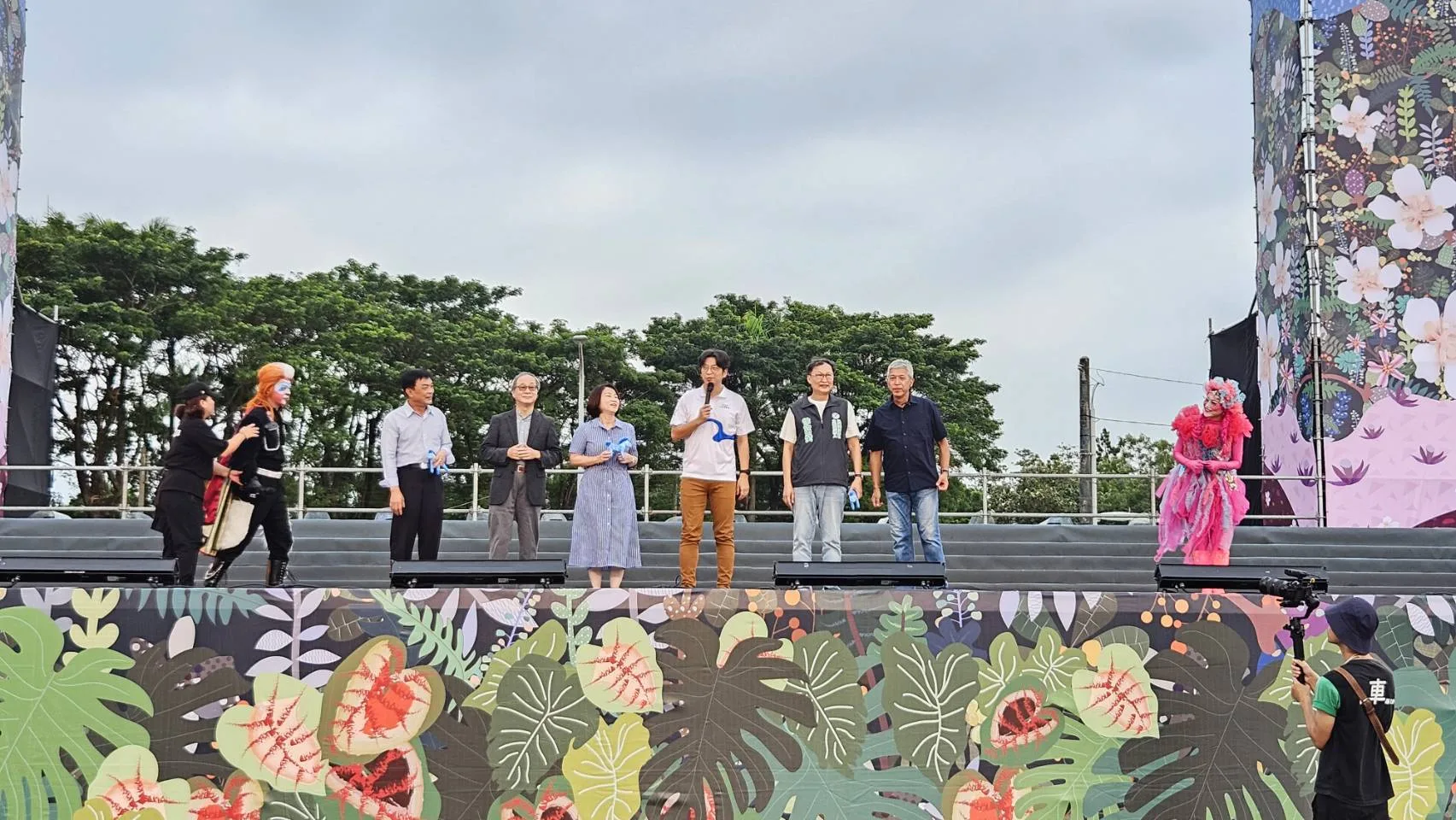 客委會副主委周江杰南下與屏東鄉親共同欣賞雨馬演出。客委會提供