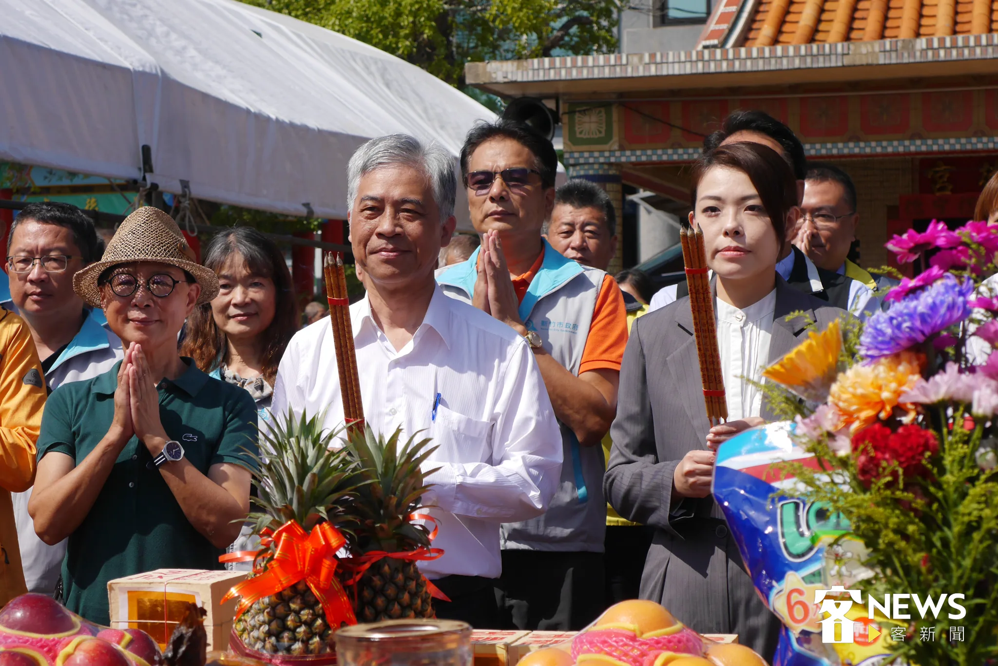 客委會副主委范佐銘（右二）及新竹市市長高虹安（右）帶頭祭拜祈福。客委會提供