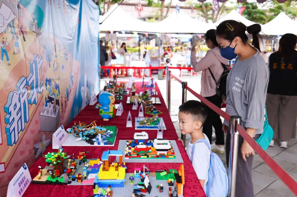 新北市客家義民爺文化祭，展出客家創意積木。新北客家局提供