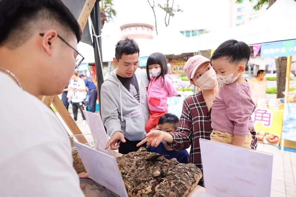 民眾參觀新北市客家義民爺文化祭青創市集。新北客家局提供