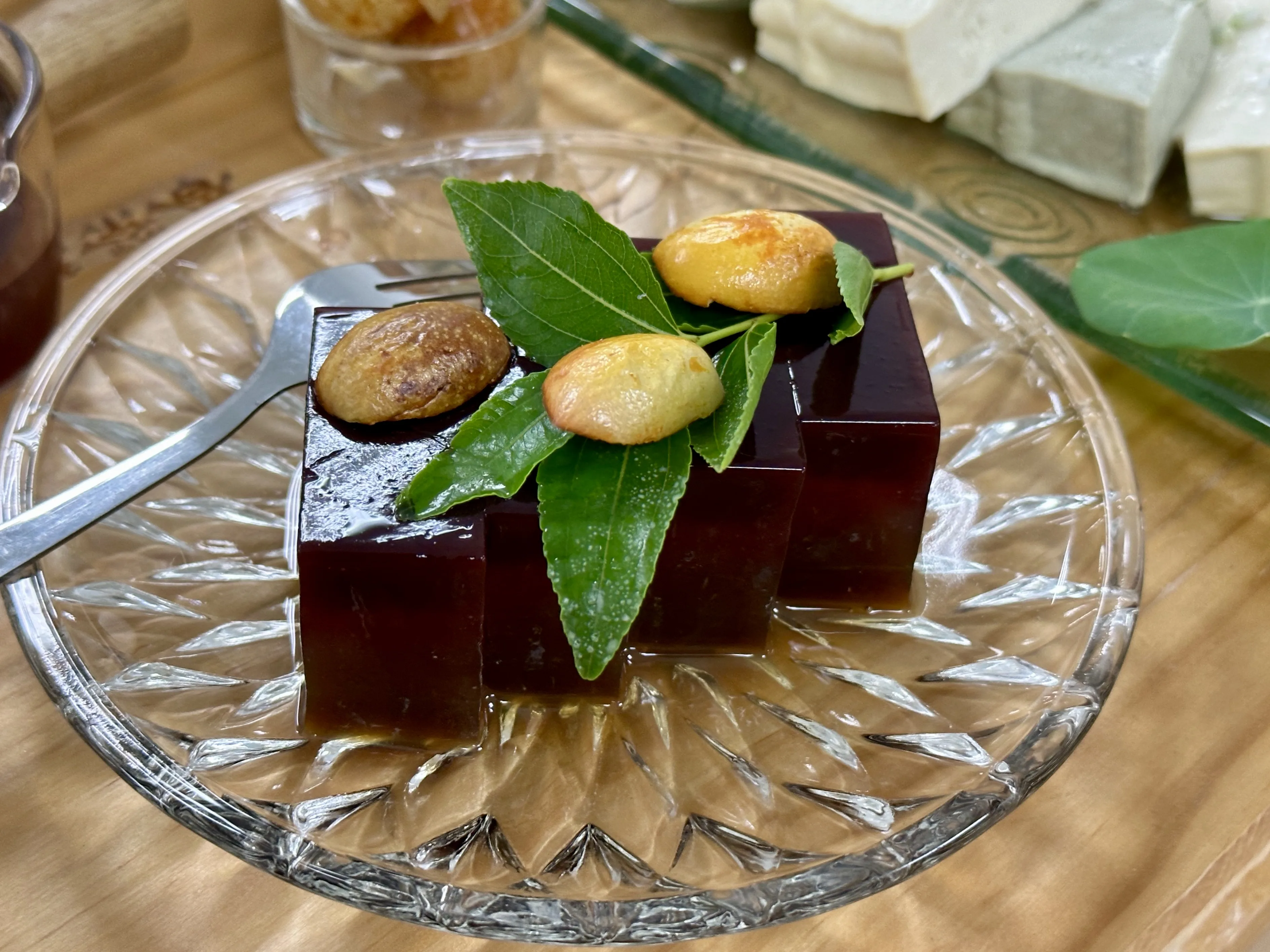 公館川龍豆腐坊以油柑果乾入菜。蕭秀琴攝