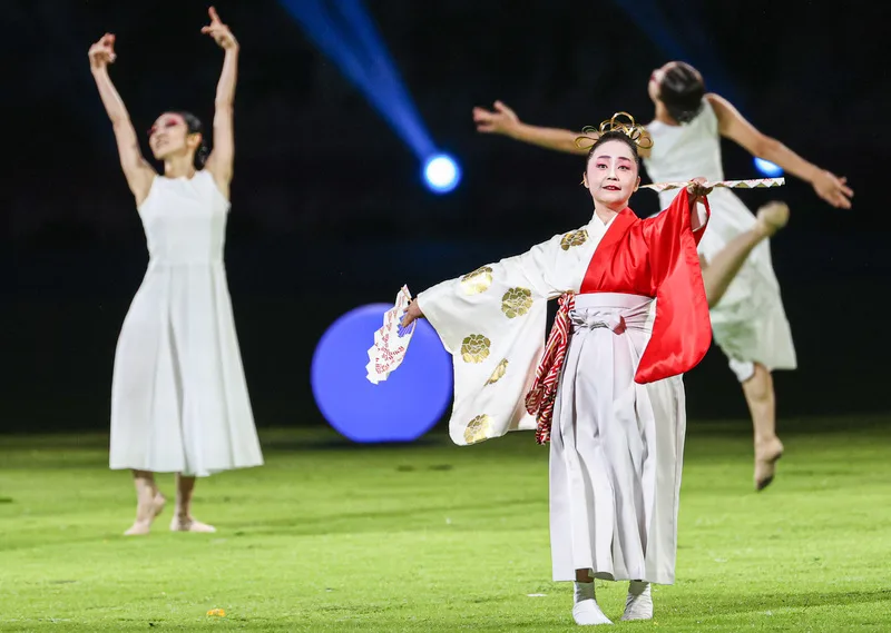 杭州亞運閉幕式8日晚間舉行，由於下屆亞運將由日本愛知縣名古屋市主辦，閉幕式中也呈現具有濃濃日本風情的演出，與眾人相約2026亞運日本見。中央社