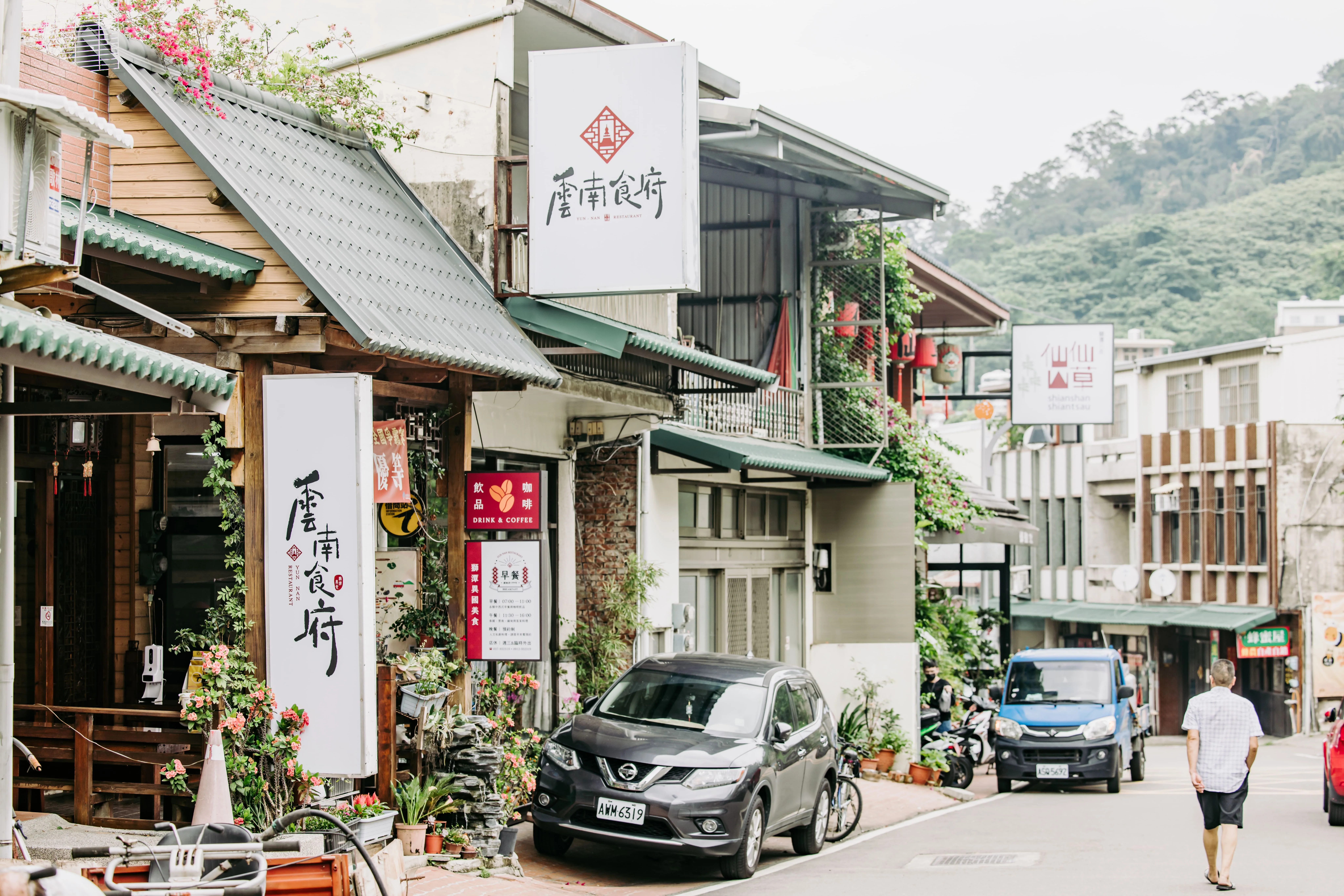 雲南食府位於獅潭街上，逛老街需要歇腳時很適合走進來補充能量。鴻梅文創志業股份有限公司提供