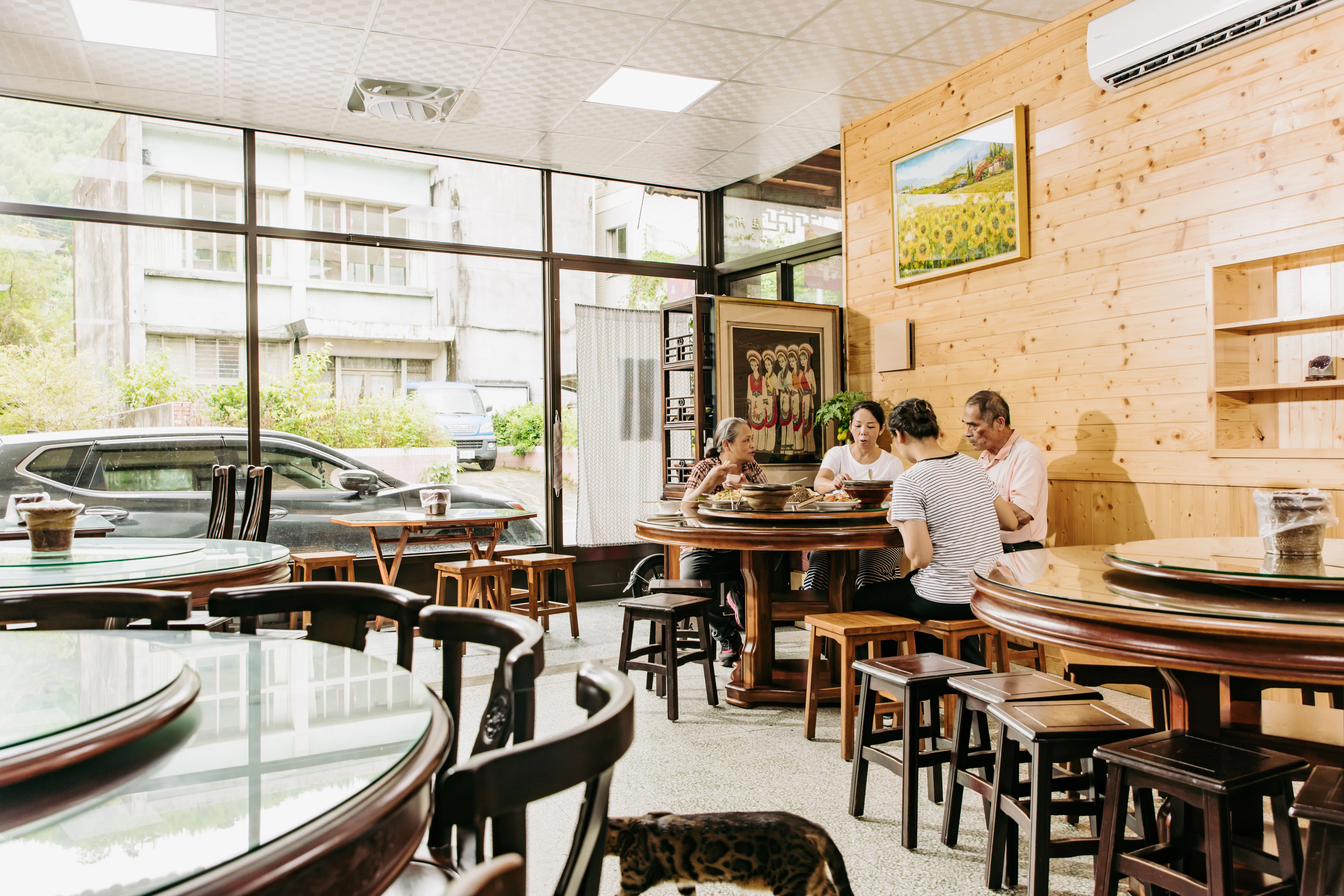 雲南食府店內寬敞舒適。鴻梅文創志業股份有限公司提供