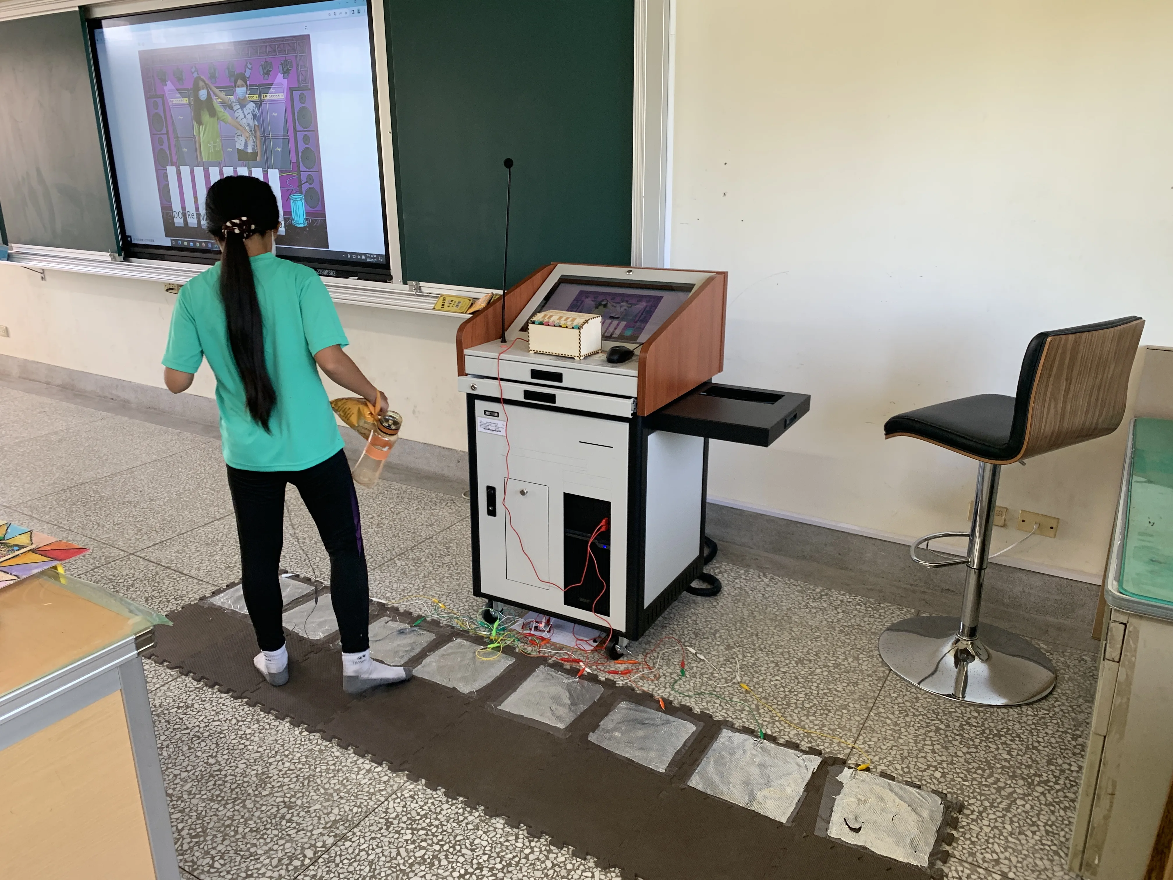 「腳踏鋼琴」，運用Scratch製作電子鋼琴程式，製作客語機器人，一起學客語。高雄市教育局提供