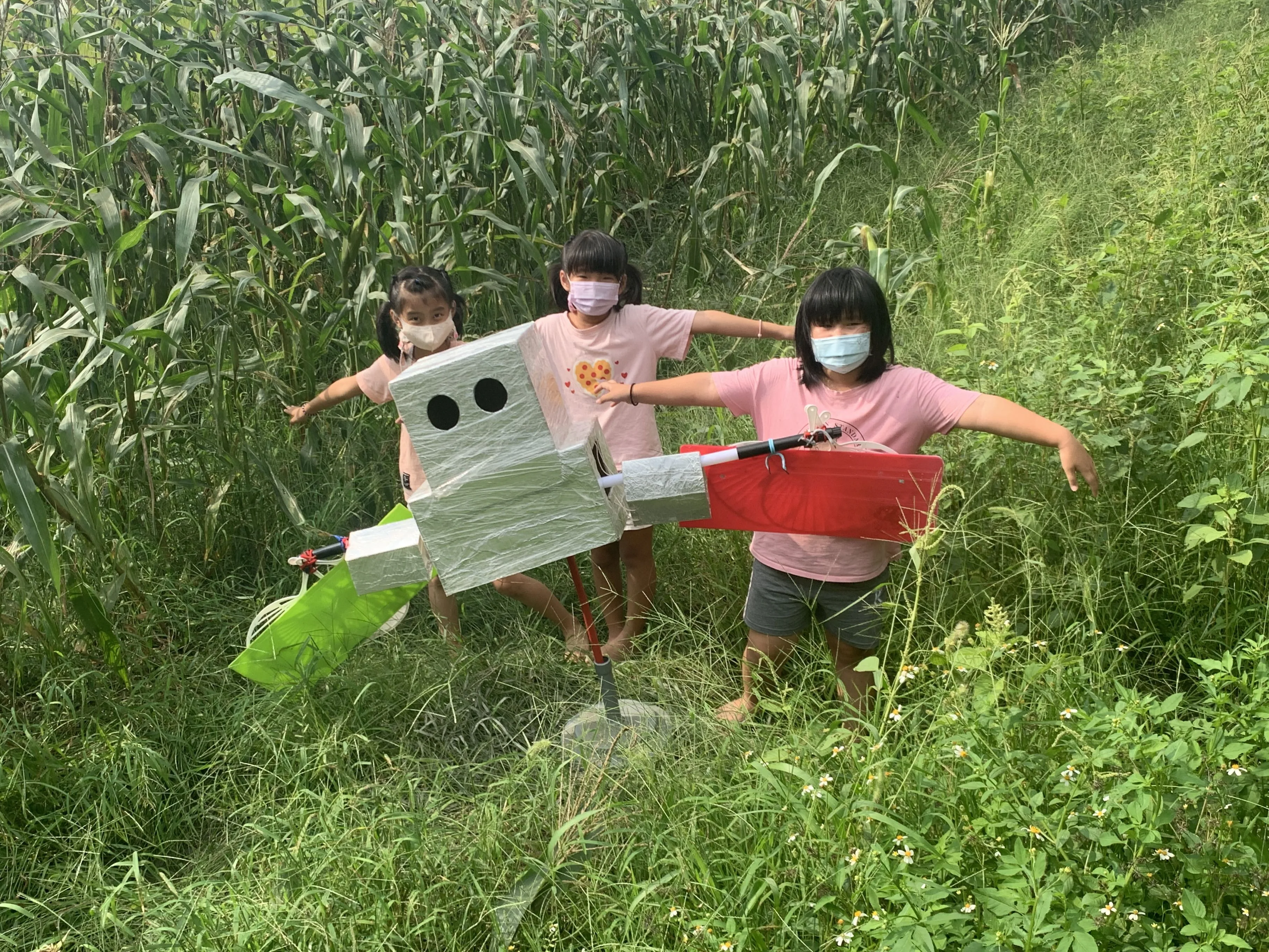吉東國小師生打造機器稻草人，運用風力來讓稻草人旋轉或晃動，驅趕麻雀。高雄市教育局提供
